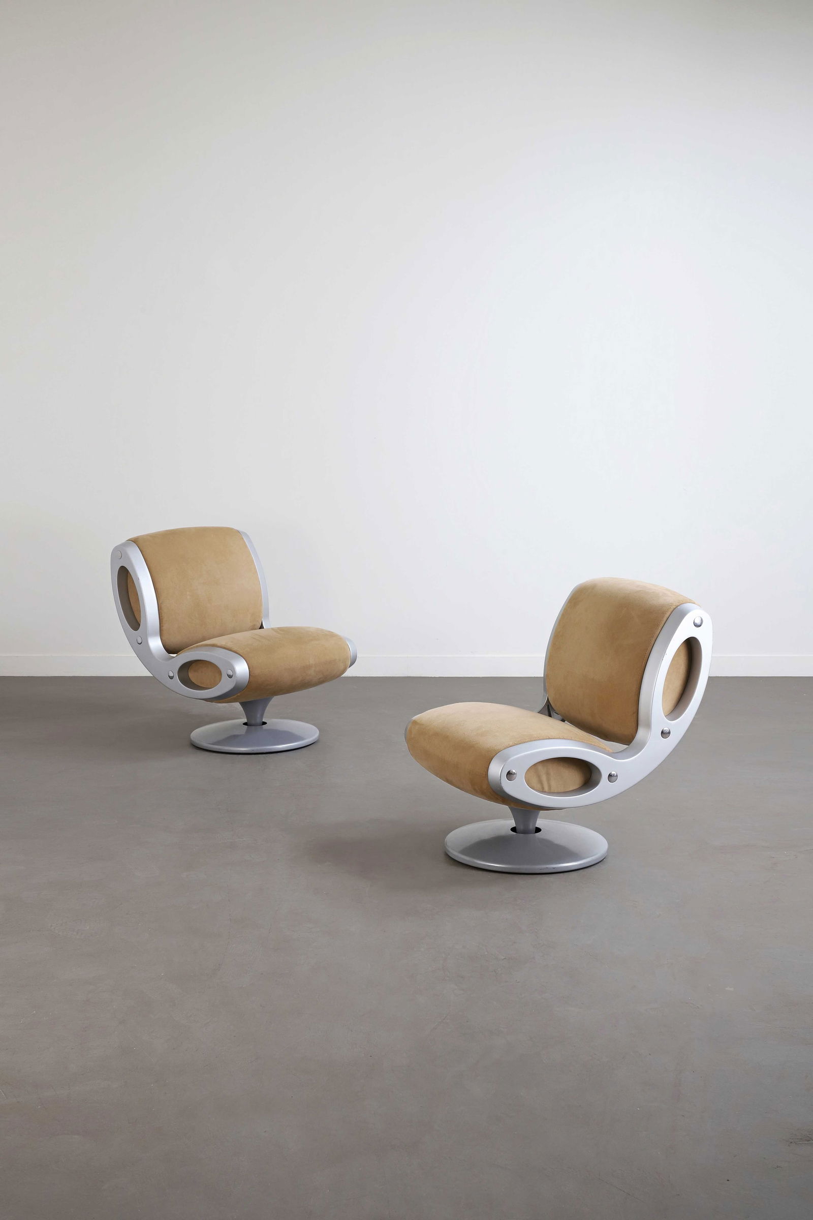 Marc NEWSON (1963): Suite de deux fauteuils modèle Gluon, 1994, à assise et dossier en alcantara beige enchâssés dans des pièces profilées et partiellement découpées en aluminium l