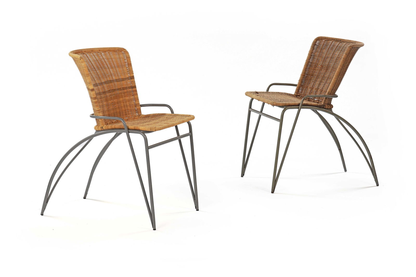 Eric RAFFY (1951): Paire de chaises modèle Shangaï, 1986, à assise et dossier en osier tressé, disposés sur une structure tubulaire en acier laqué époxy gris formant un piètement