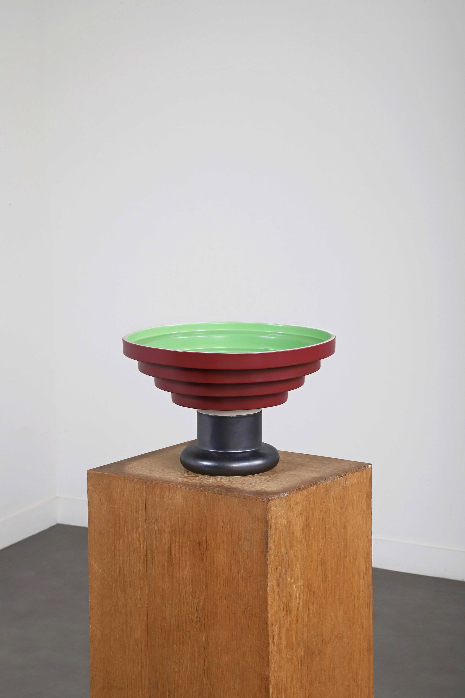 Ettore SOTTSASS (1917-2007): Coupe modèle Alzata a Scalino à gradins sur piédouche. Épreuve en céramique émaillée vert citron, bordeaux, blanc et gris métallisé.Signée E Sottsass,