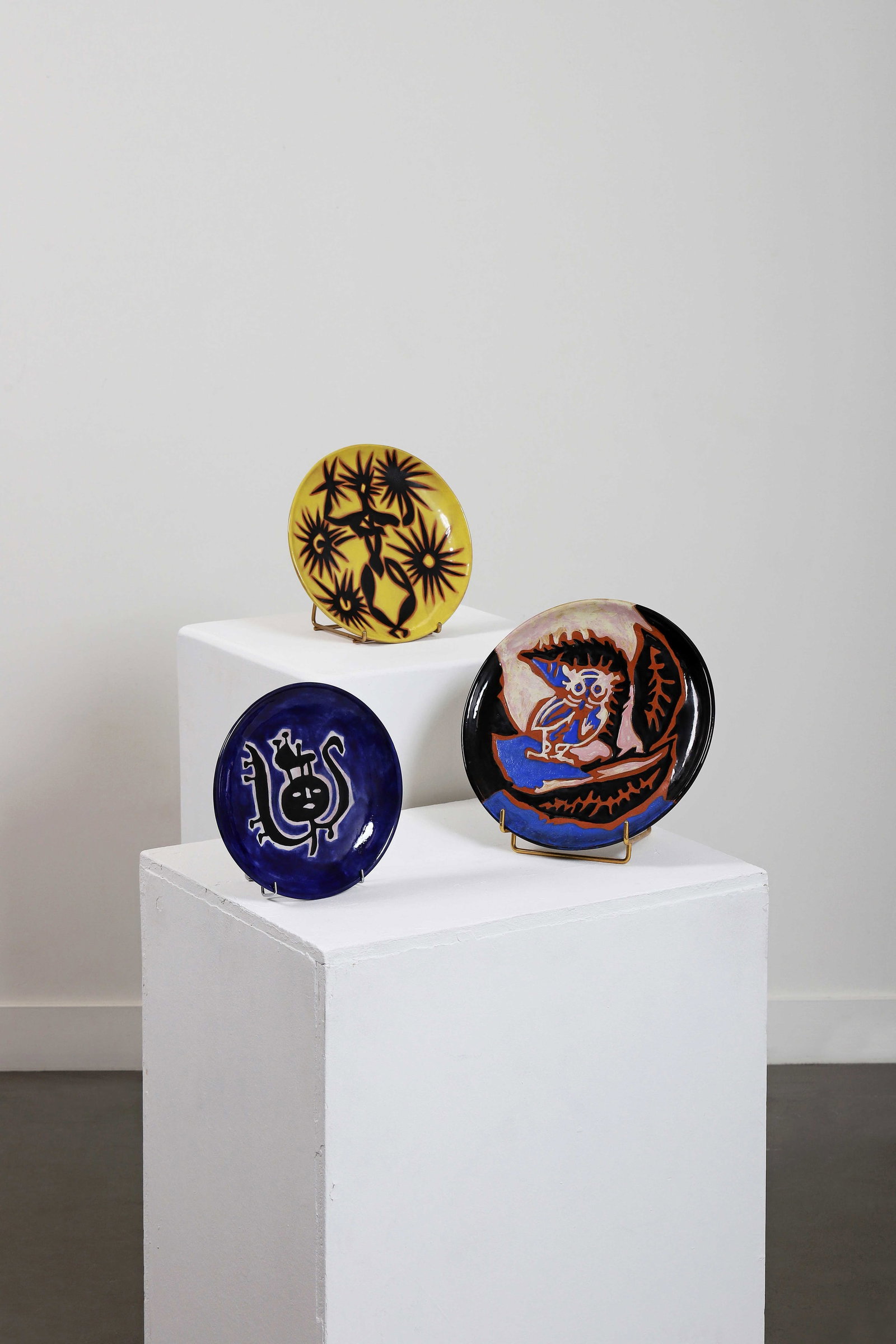 Jean LURÇAT (1892-1966): Jean LURÇAT (1892-1966)Assiette, circa 1955Épreuve en céramique émaillée bleu, noir et blancMarquée Dessin J. Lurcat Sant Vicens sur l’enversD. : 21 cm.