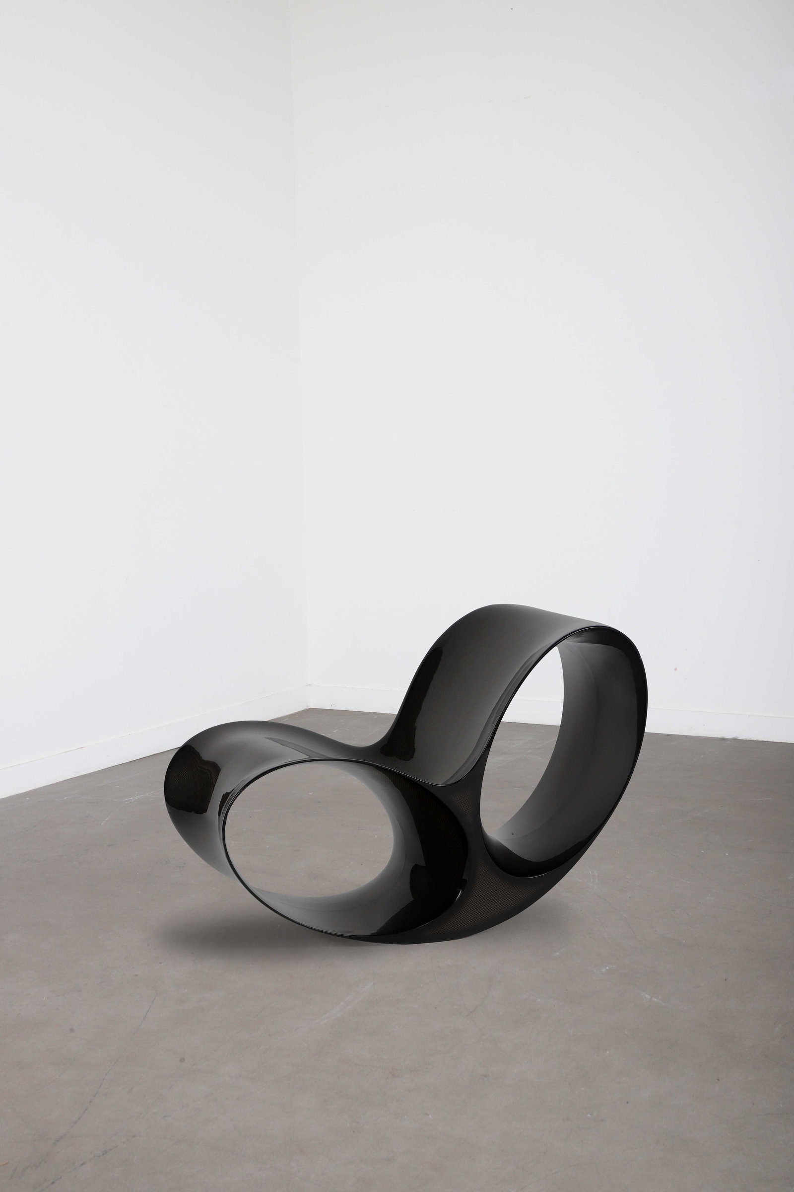 Ron ARAD (1951)*: Ron ARAD (1951)*Fauteuil à bascule modèle Oh Void, 2002, à structure en fibresde carbone et résine Nomex imprégnée de papier, signée ‘RonArad’ et num