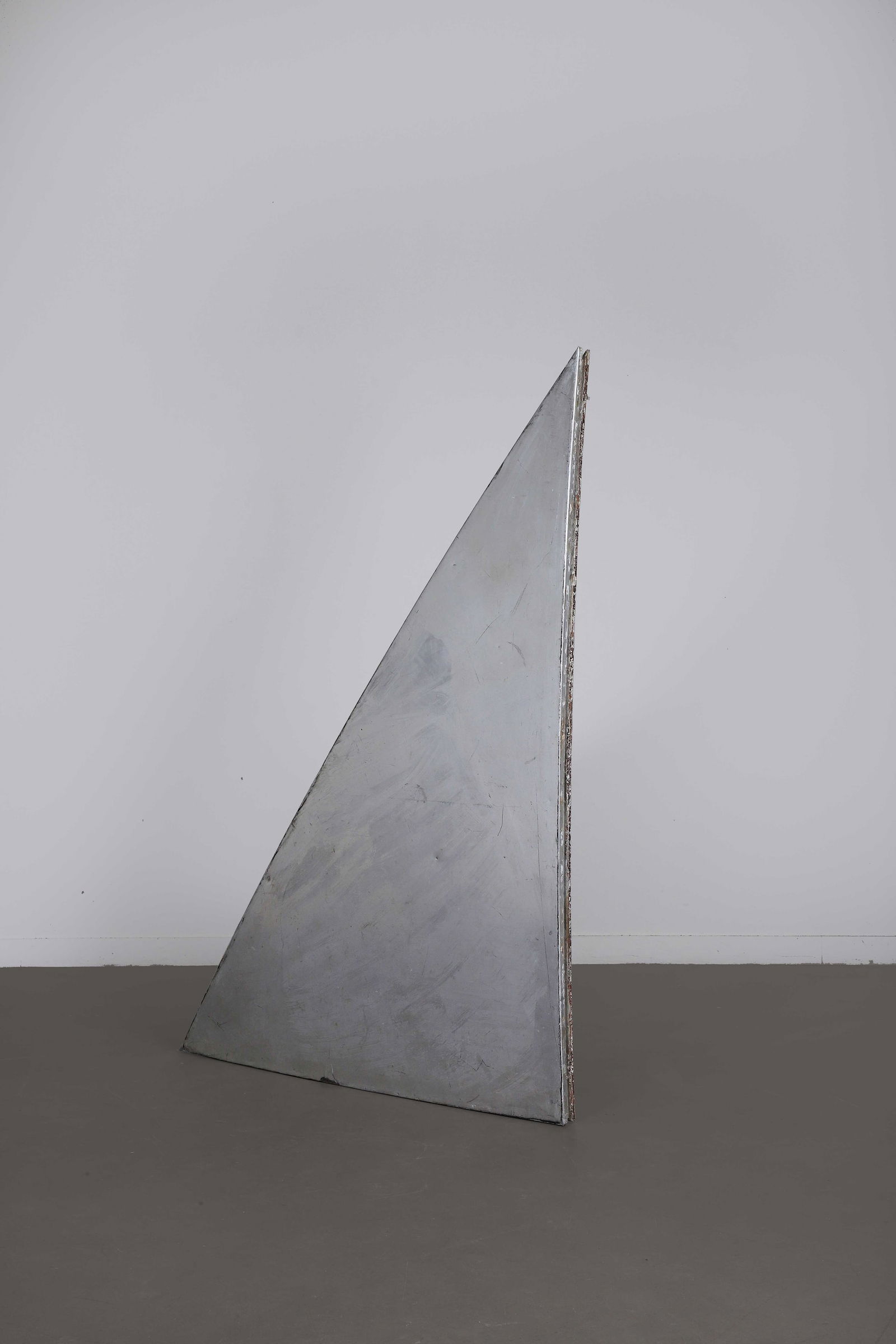 TRAVAIL BELGE (XX): Panneau de façade de forme triangulaire en tôle d’aluminium, 1958(Rayures, usures)H. : 195 cm. - L. : 140.5 cm. - P. : 5 cm. Provenance :- Atomium, Bruxelles, BelgiqueNote :L'Atomium a