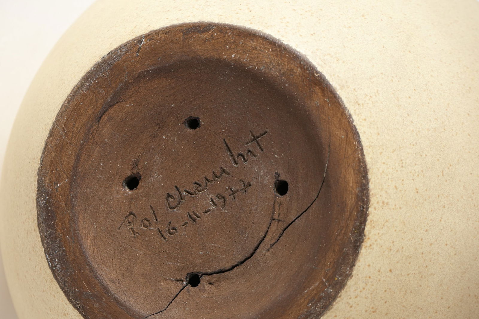 Pol CHAMBOST (1906-1983): Sculpture dite OEuf, 1977Épreuve en céramique émaillée ivoireSignée Pol Chambost et daté 16-11-1977 sur l'enversH. : 33.5 cm.(Fêle de cuisson sous la base) Bibliogra