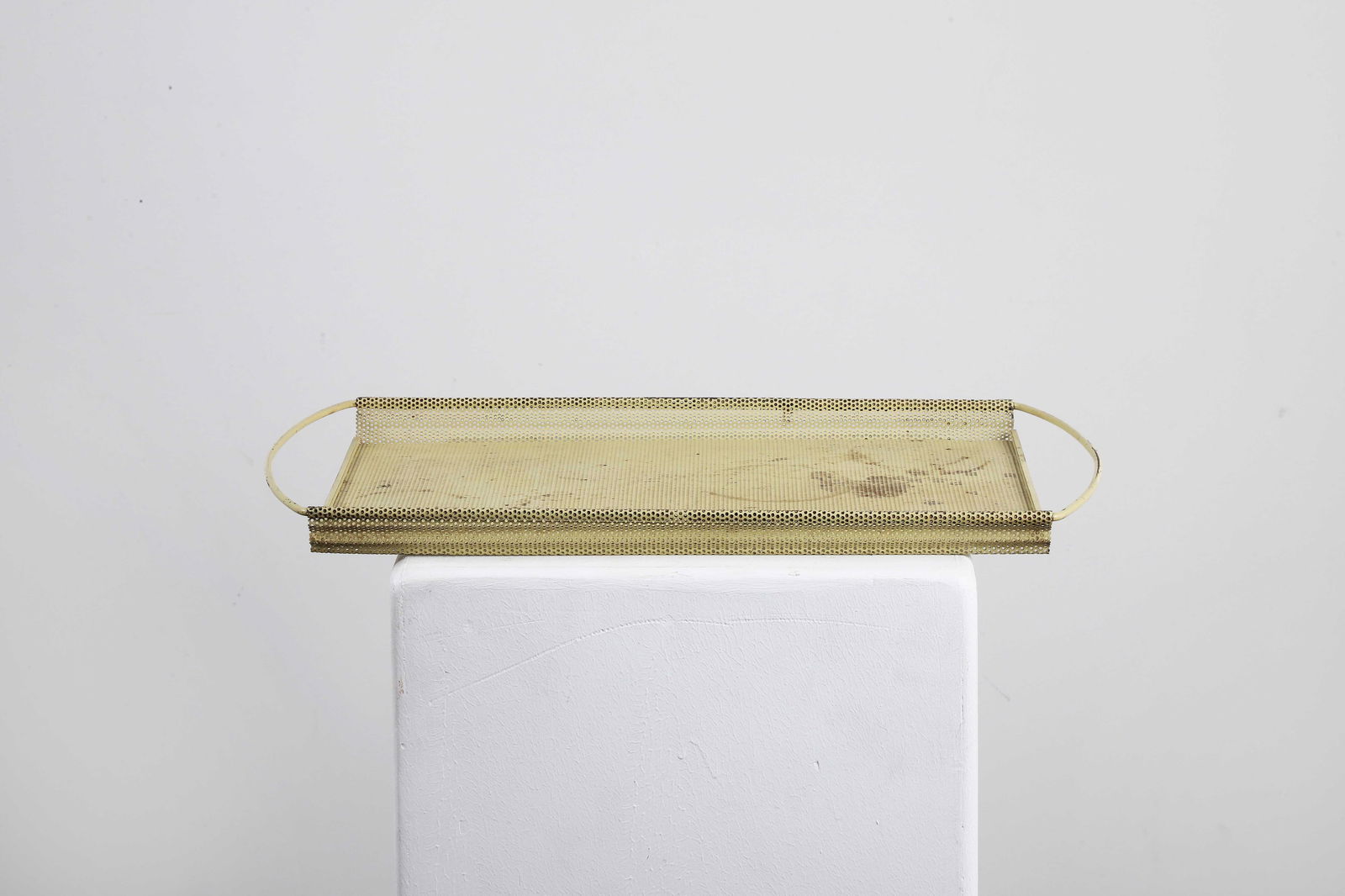 Mathieu MATEGOT (1910-2001): Plateau modèle Chambord, 1953, de forme rectangulaire àbords remontants en tôle perforée laquée noir.(Usures, rayures)L. : 53.5 cm. - l. : 35.5 cm.Edition Ateliers Matégo