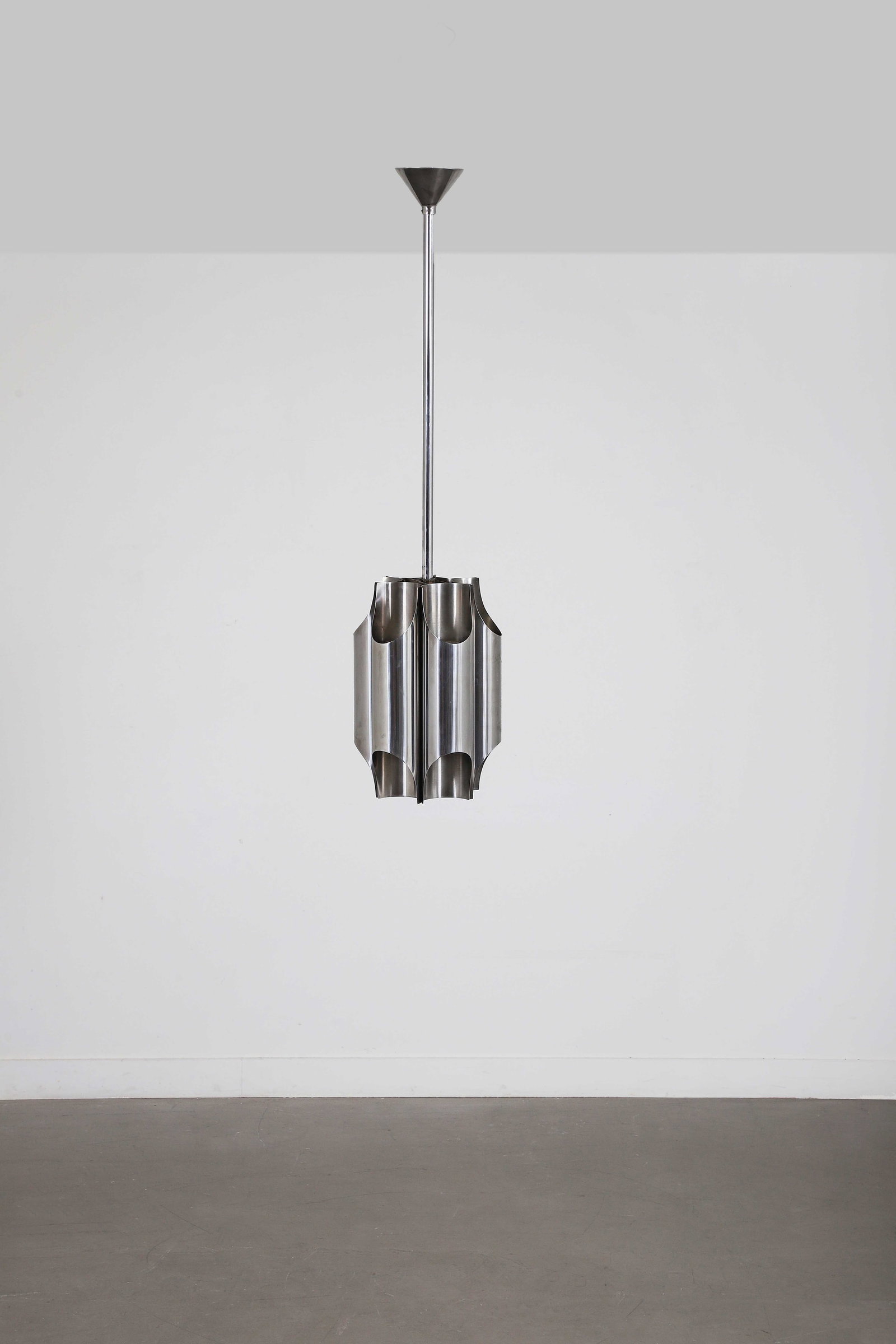 Jacques CHARLES (XX): Suspension modèle Orgues, circa 1965, en laitonnickelé à six réflecteurs verticaux en forme de fûtsajourés disposé sur un fût cylindrique.H. : 140 cm.Edition Ma