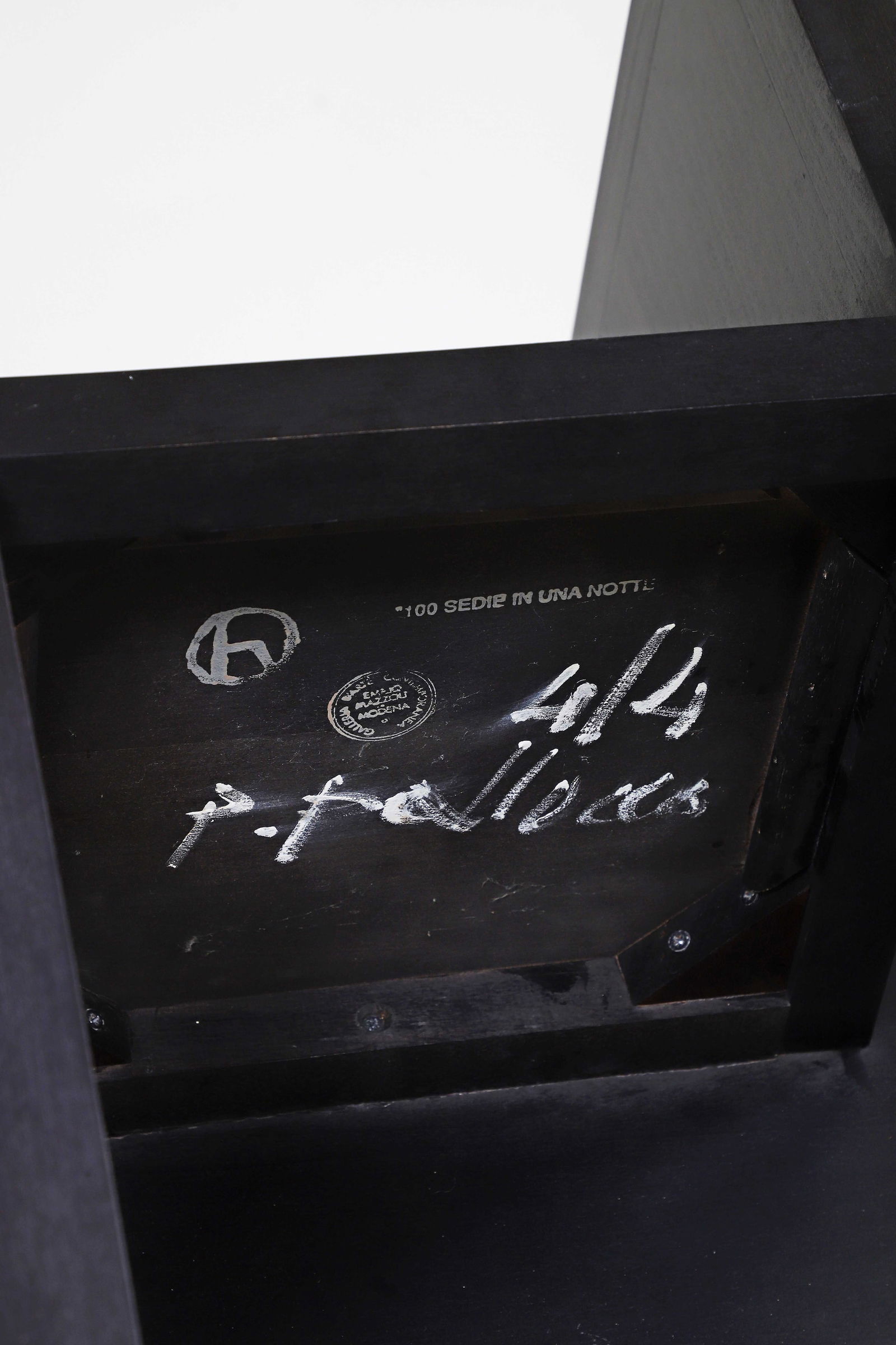 Paolo PALUCCO (1950): Chaise modèle n°42 de la série 100 Sedie in una Notte,1990, en chêne teinté noir.Signée et numérotée 4/4, porte tampon de la galeriesous l’assise.H. : 76