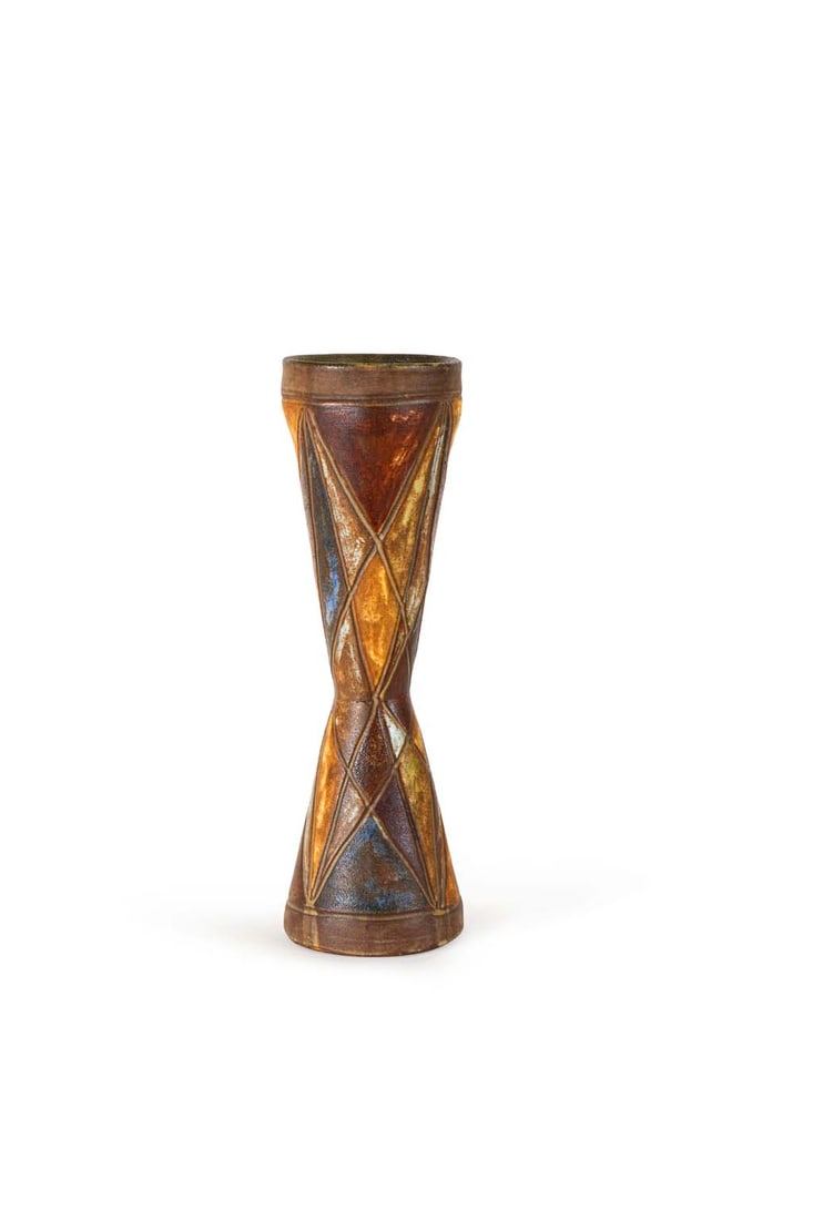 Alexandre KOSTANDA (1921-2007): Alexandre KOSTANDA (1921-2007)Important vase diabolo, circa 1955Épreuve en céramique émaillée polychrome à décor d’un damierSigné A. Kostanda et situé