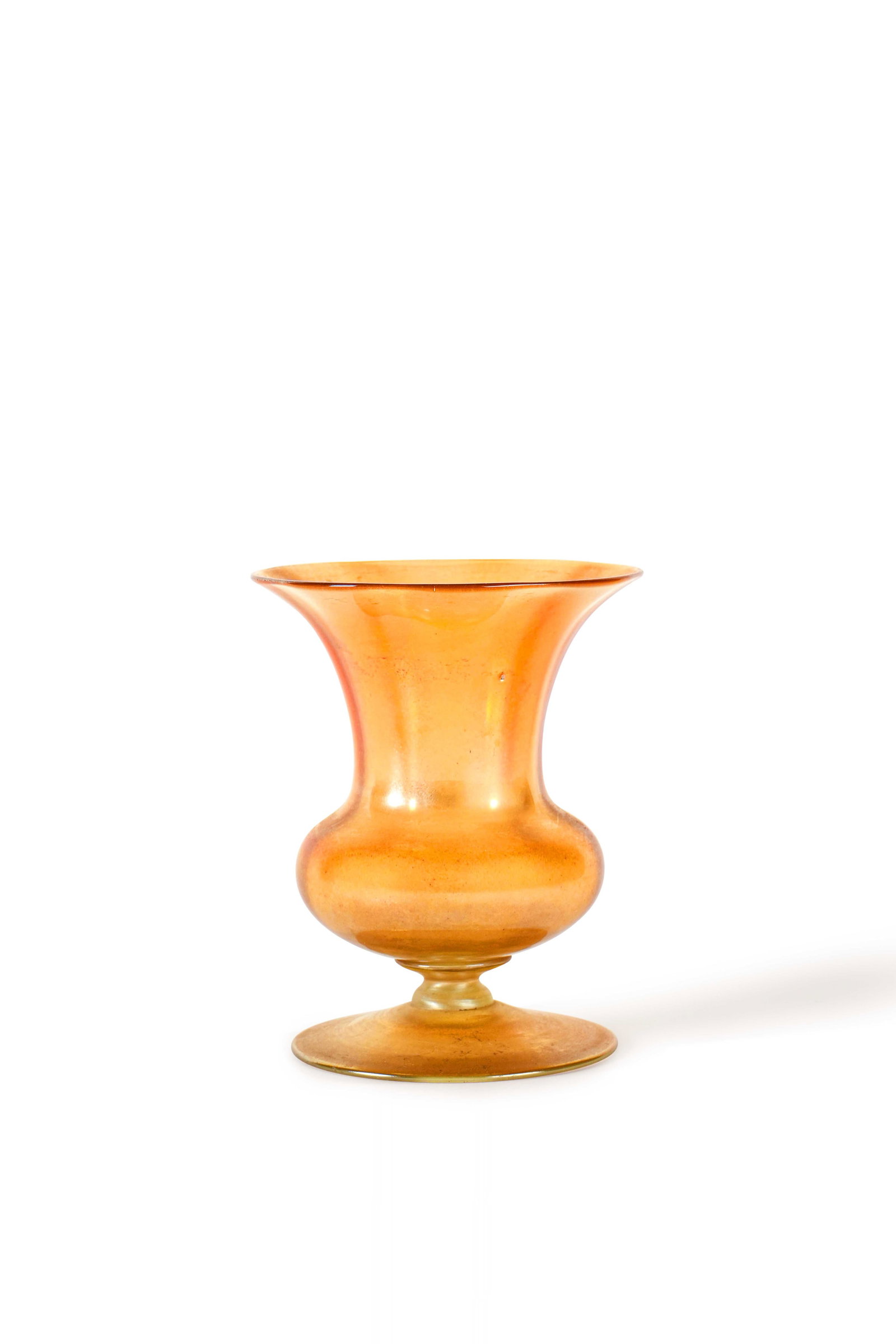 A.L.C. TIFFANY ATTRIBUE A: Vase de forme MédicisÉpreuve en verre doré et iriséNon signéH. : 13 cm. - D. : 11 cm.