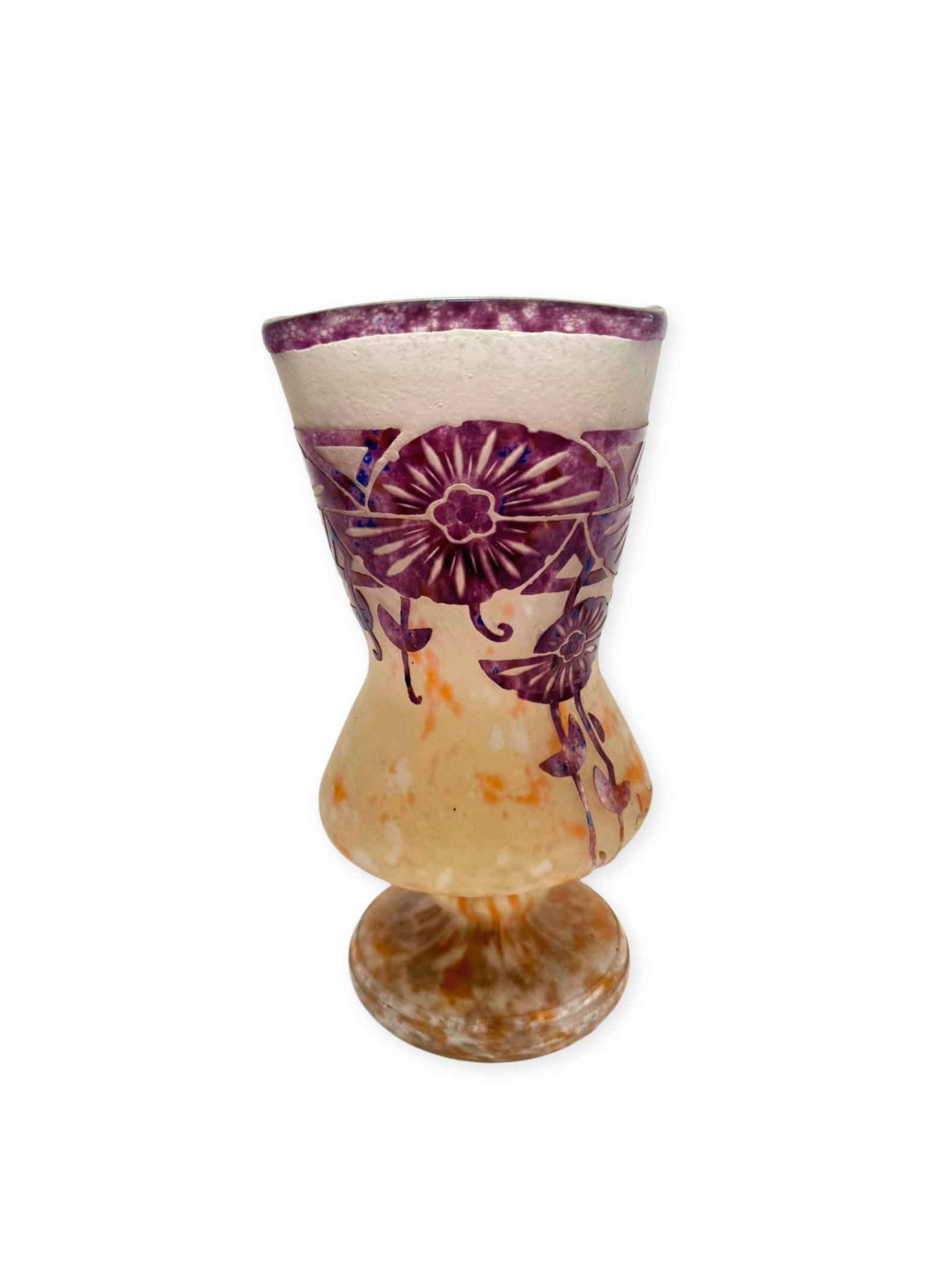 Charles Schneider (1881-1953): Vase sur piédouche à décor d'ancoliesÉpreuve en verre multicouche violet et orange sur fond blanc laiteuxSigné CharderH. : 29.5 cm.