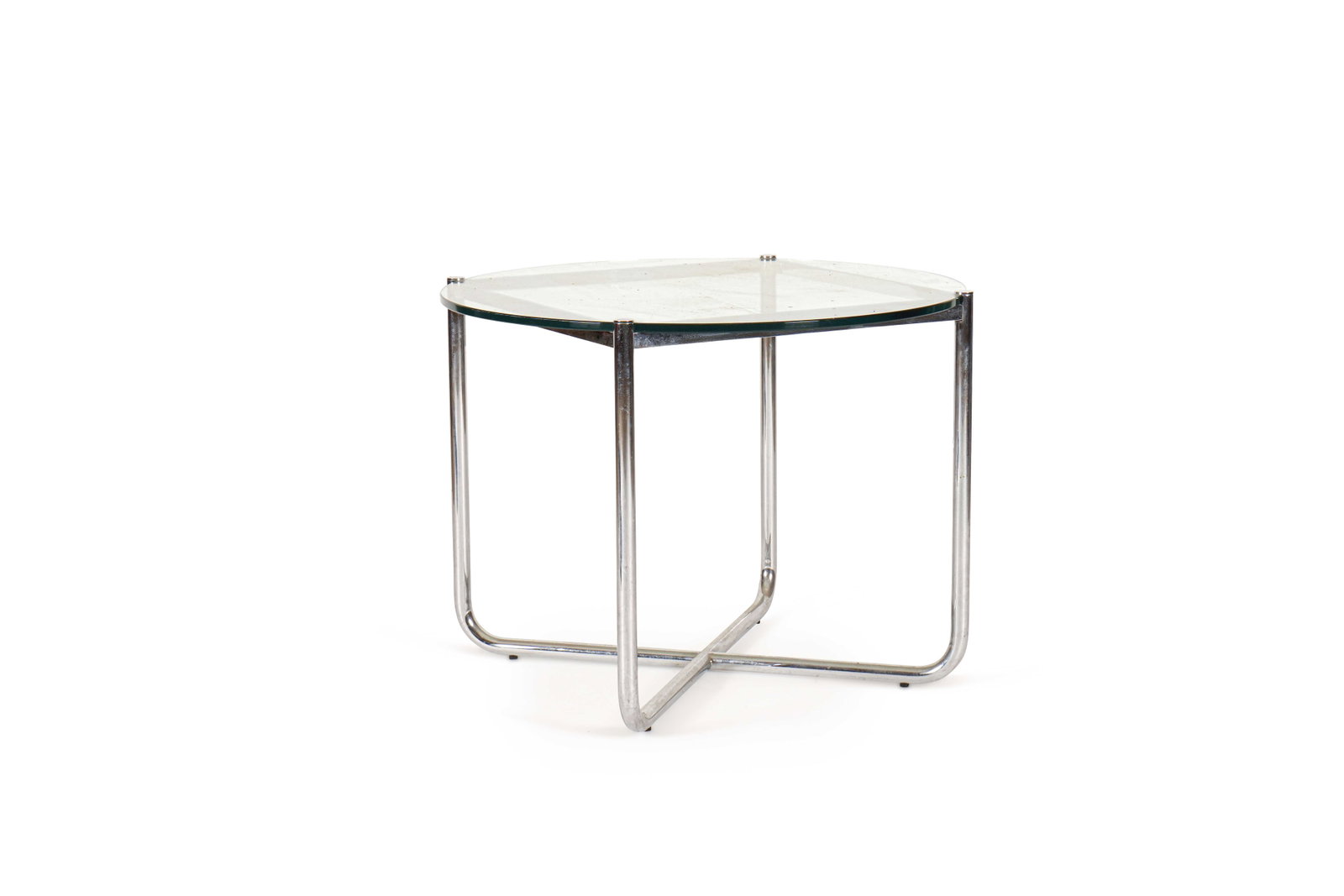 LUDWIG MIES VAN DER ROHE (1886-1969): Table basse, circa 2000, à plateau circulaire en verre disposé sur une structure tubulaire en acier chromé formant un piètementEstampille de l’éditeurH. : 53 cm. - D. :