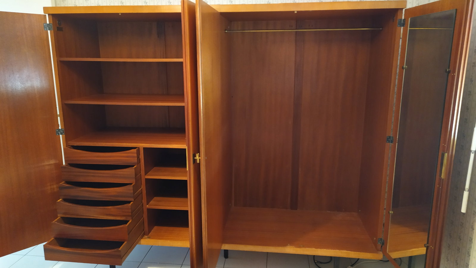Gérard GUERMONPREZ (XX): Double armoire, circa 1955, ouvrant par quatre portes en façade.H. : 174 cm. - L. : 201 cm. - P.: 58. cm.Edition Magnani.Vendu sur désignation