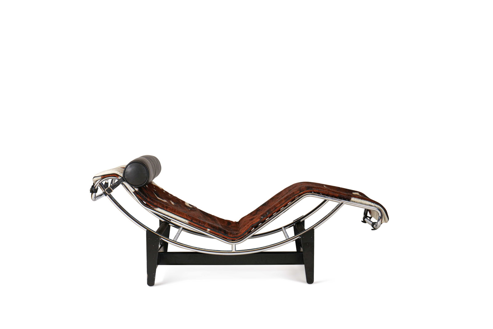 LE CORBUSIER (1887-1965) & PIERRE JEANNERET (1896-1967) & CHARLOTTE PERRIAND (1903-1999): Chaise longue modèle LC4, circa 1995, à structure tubulaire en acier chromé reposant sur un piètement en métal laqué noir, aménagé d’une toile en peau et 