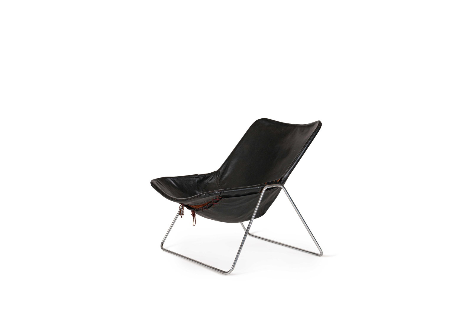 PIERRE GUARICHE (1926-1995): Fauteuil modèle G1, 1953, à assise et dossier en cuir noir disposé sur une structure tubulaire en acier formant un double piètement.H. : 66 cm. - L. : 60 cm. - P. : 70 cm. Edition 