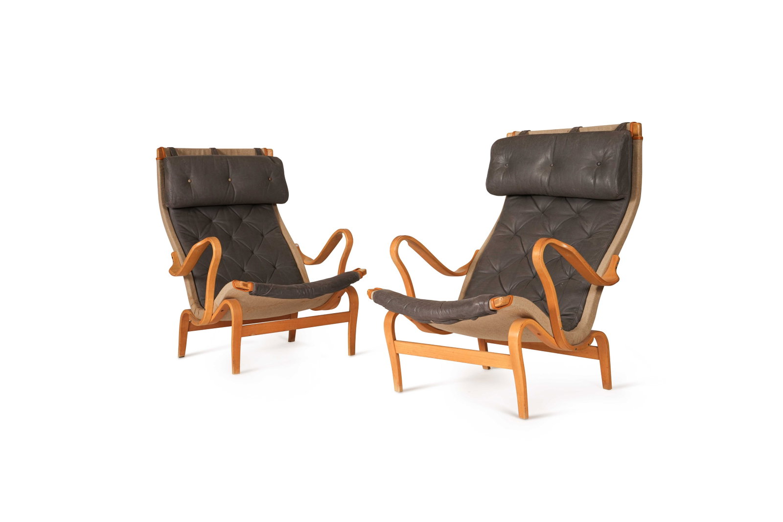 BRUNO MATHSSON (1907-1988): Paire de fauteuils modèle Eva, circa 1960, à haut dossier, disposé sur une structure en hêtre lamellé-collé thermoformé formant deux accoudoirs et un piètement 