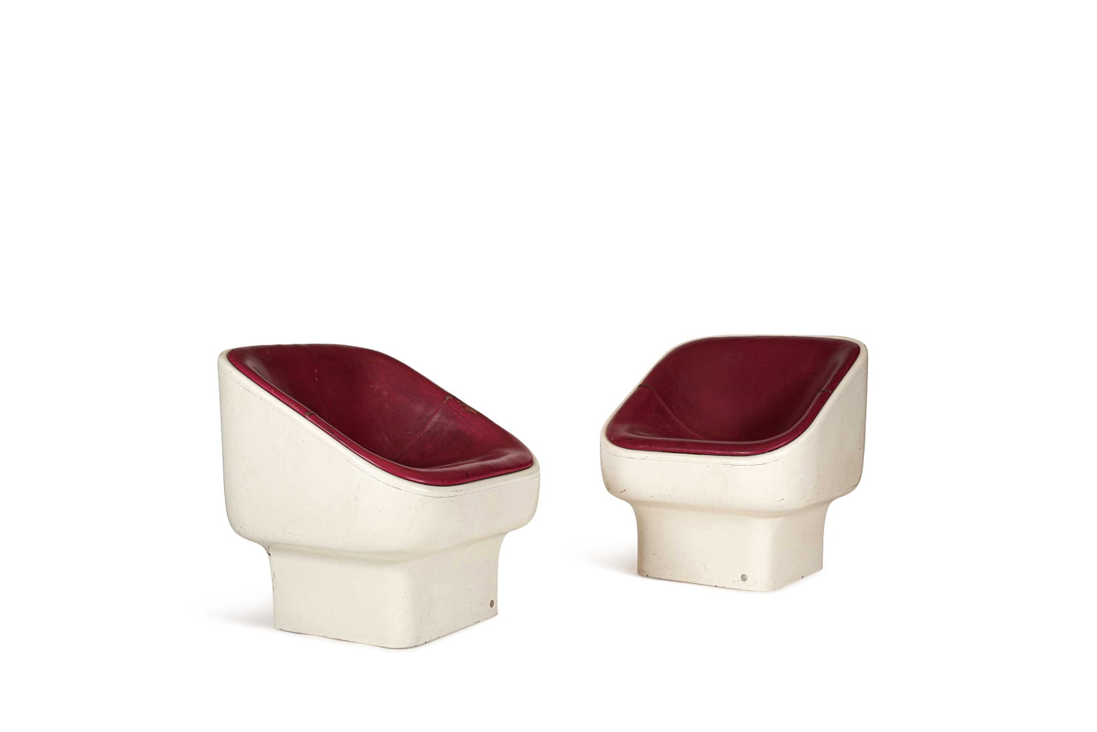 DOUGLAS DEEDS (XX): Paire de fauteuils, à assise et dossier ergonomique en fibre de verre laqué blanc, aménagé d’un simili cuir rouge reposant sur un piètement bloc.H. : 75 cm. - L. : 70 cm