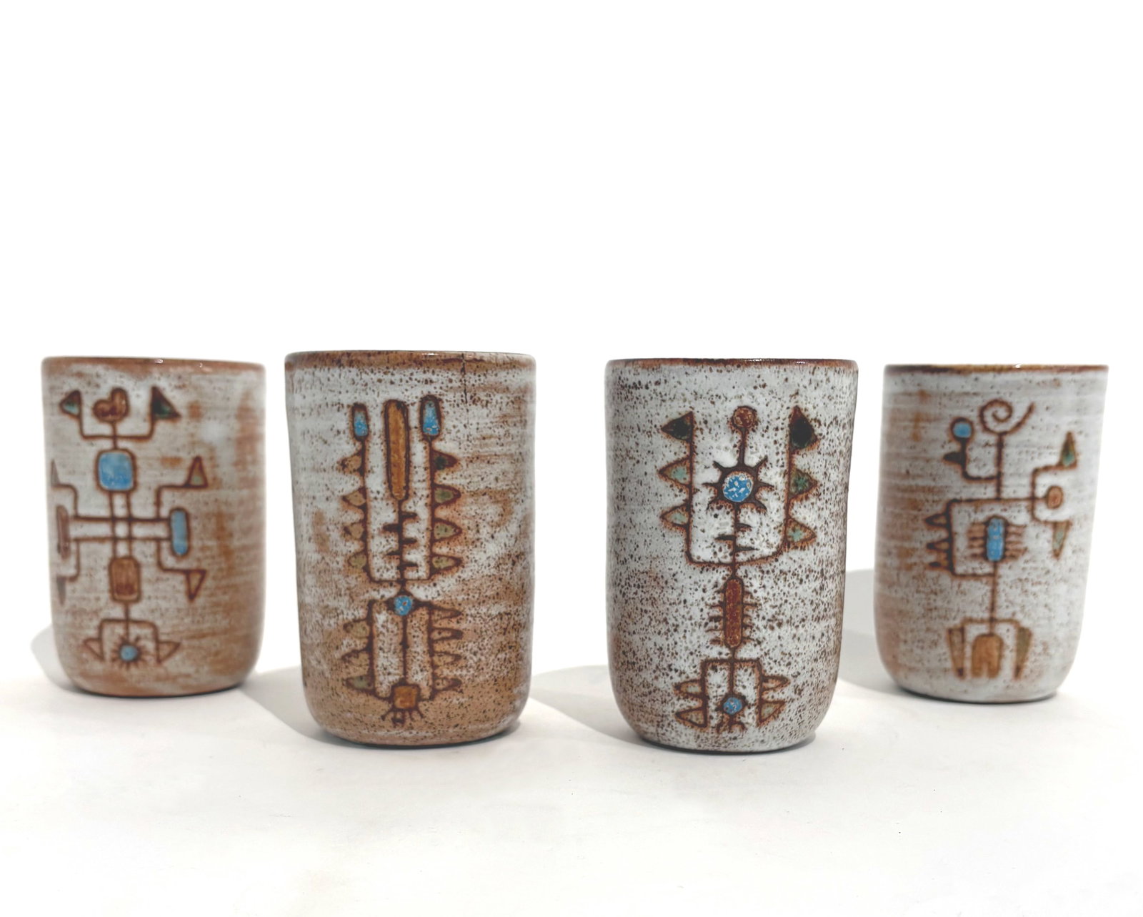 JEAN RIVIER (1915-2017): Suite de quatre gobelets Épreuve en céramique émaillée polychrome à décor abstraitSignés sur l'envers.H. : 12 cm. - D. : 7.5 cm.(Léger accident au col sur l'un)