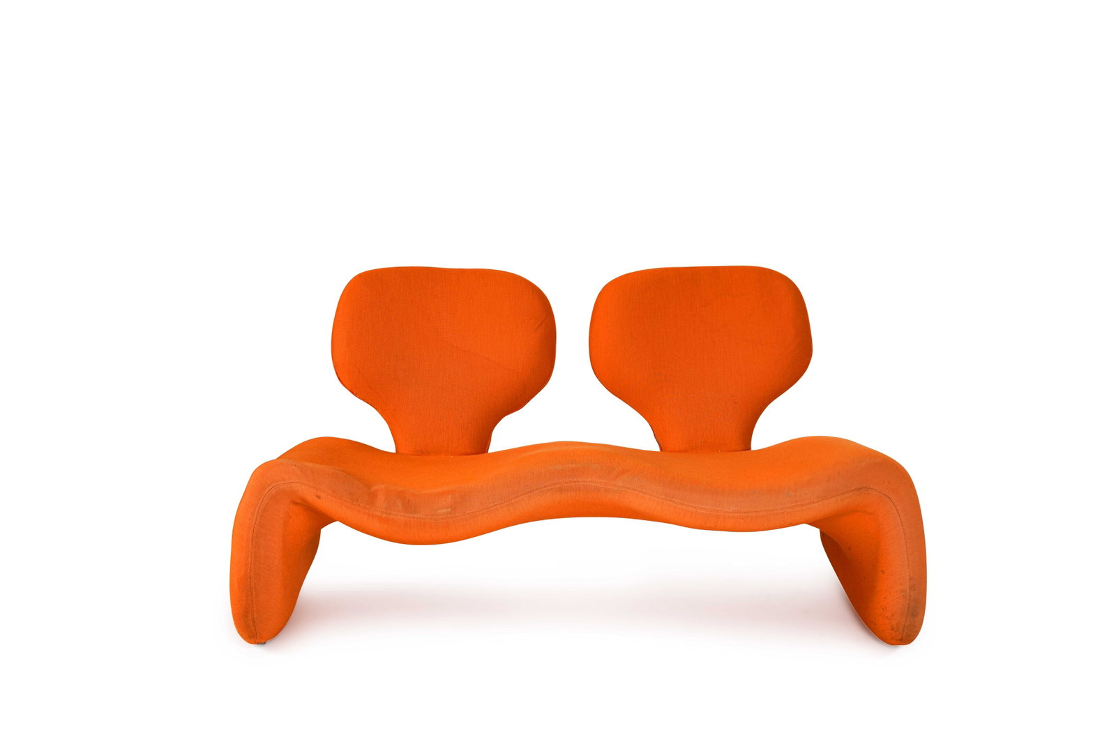 OLIVIER MOURGUE (1939): Banquette modèle Djinn, circa 1964, à structure en acier de forme ergonomique, garnie de mousse et recouvert revêtement en jersey orangeH. : 64 cm. L. : 124 cm. P. : 65 cm. Edition Airb