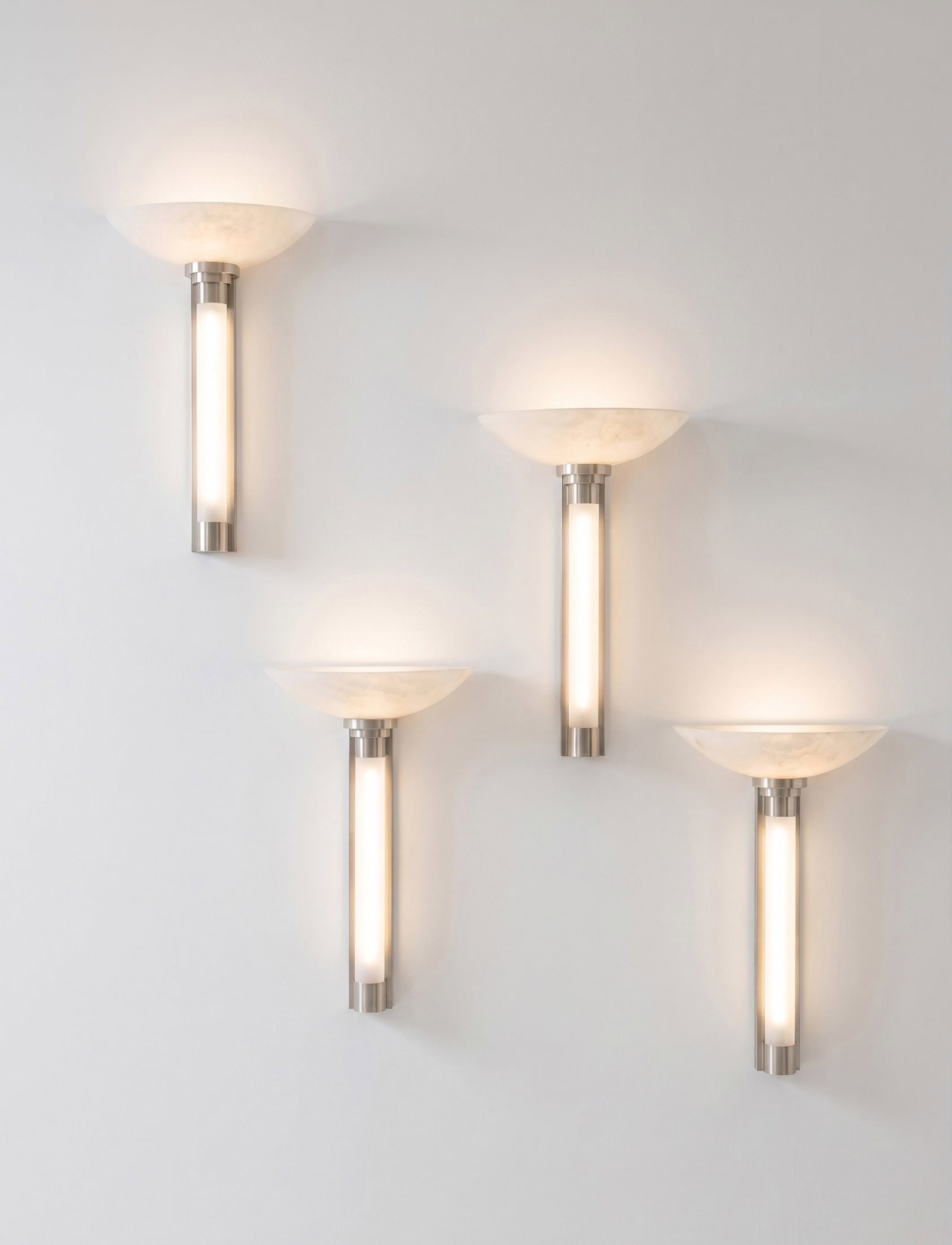 Ricardo BOFILL (1939 – 2022): Suite de six importantes paires d’appliques, circa 1989, à diffuseur vasque en verre dépoli disposé sur un structure tubulaire en laiton brossé et nickelé.On y joint 6