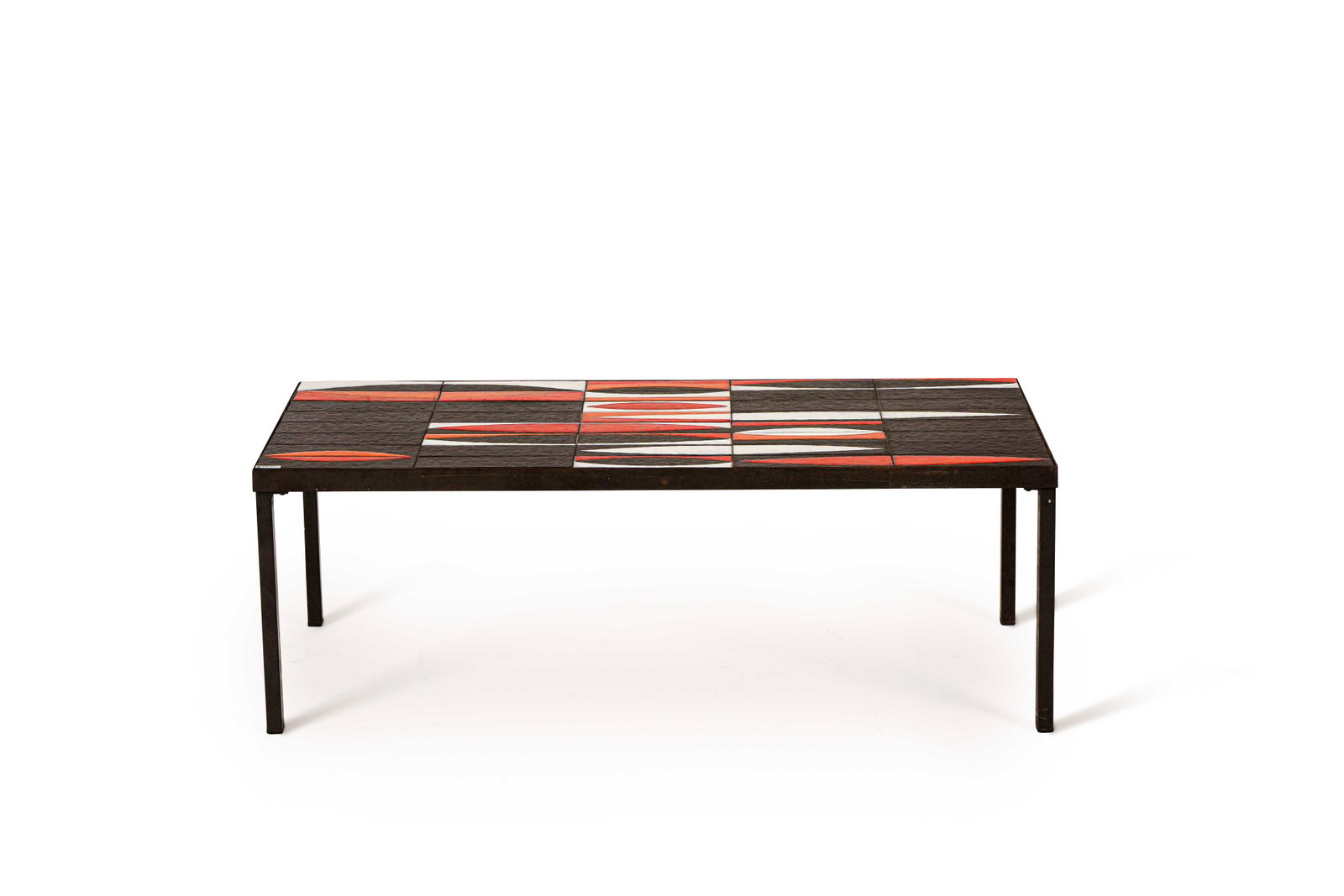 ROGER CAPRON (1922-2006): Table basse modèle Navettes, circa 1965, à plateau rectangulaire en céramique émaillée polychrome disposé sur une structure en métal laqué noir formant un