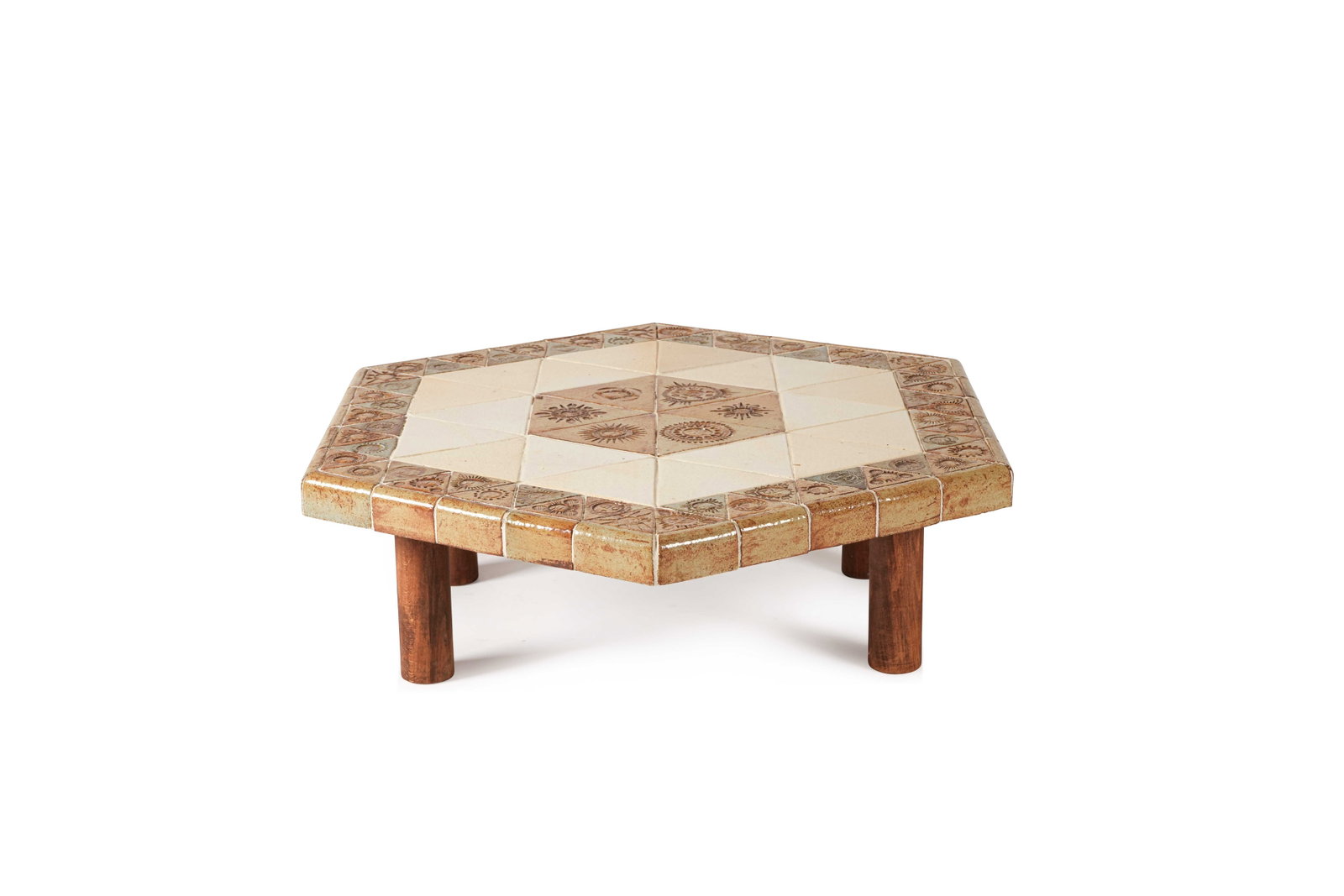 ROGER CAPRON (1922-2006): Table basse, à plateau hexagonal orné de carreaux en grès polychrome, reposant sur quatre pieds de type rondins en chêne.H. : 29 cm. - L. : 96 cm. - P. : 83.5 cm.(Usures)