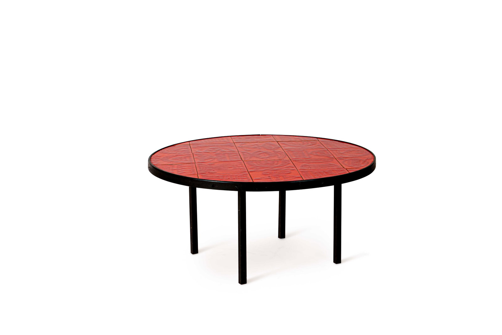 ROGER CAPRON (1922-2006): Table basse, circa 1970, à plateau circulaire orné de carreaux en céramique émaillé rouge, reposant sur une structure en acier laqué noir formant un piètement