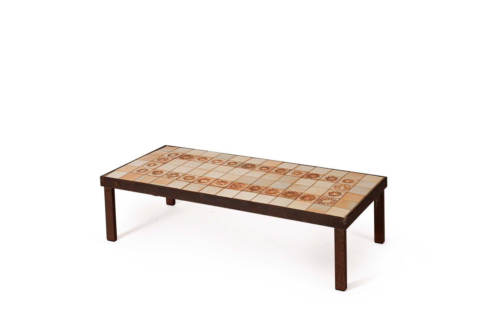 ROGER CAPRON (1922-2006): Table basse, circa 1970, à plateau rectangulaire en grés à motif de soleil disposé sur une structure en acier formant un piètement quadripode.H. : 30 cm. - L. : 110 cm. - P.