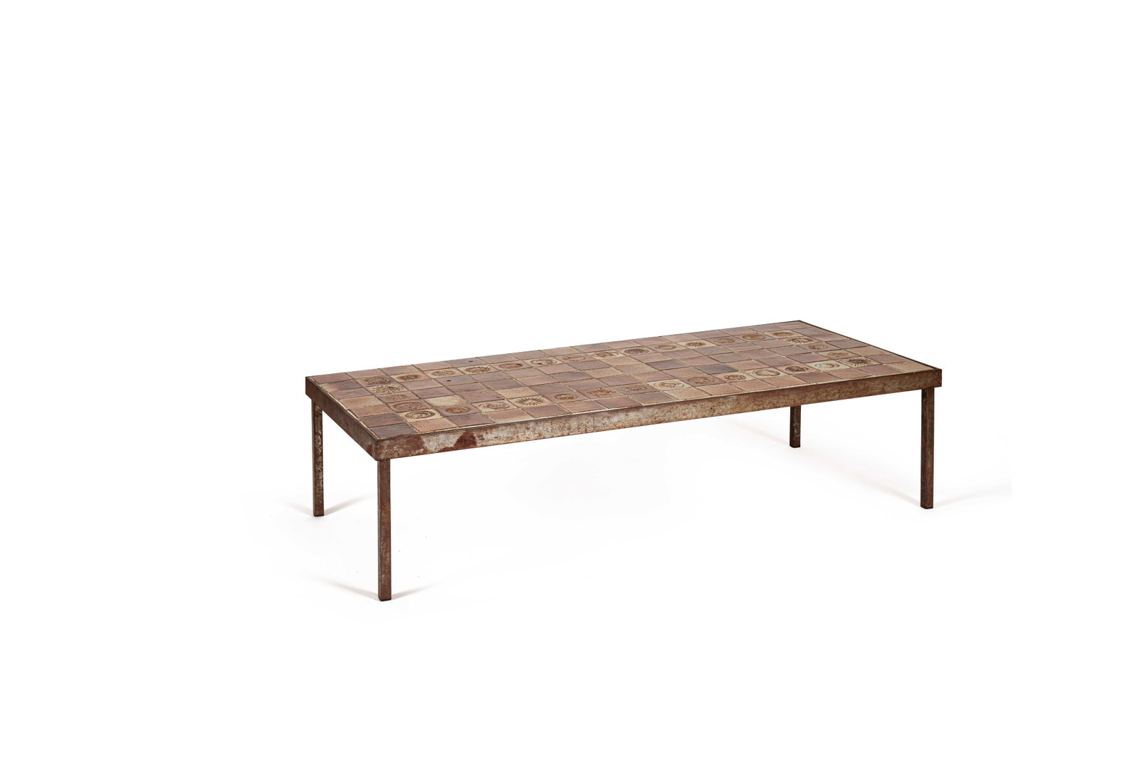 ROGER CAPRON (1922-2006): Table basse, circa 1970, à plateau rectangulaire en grés à motif de soleil disposé sur une structure en acier formant un piètement quadripode.H. : 35.5 cm. - L. : 123 cm. -