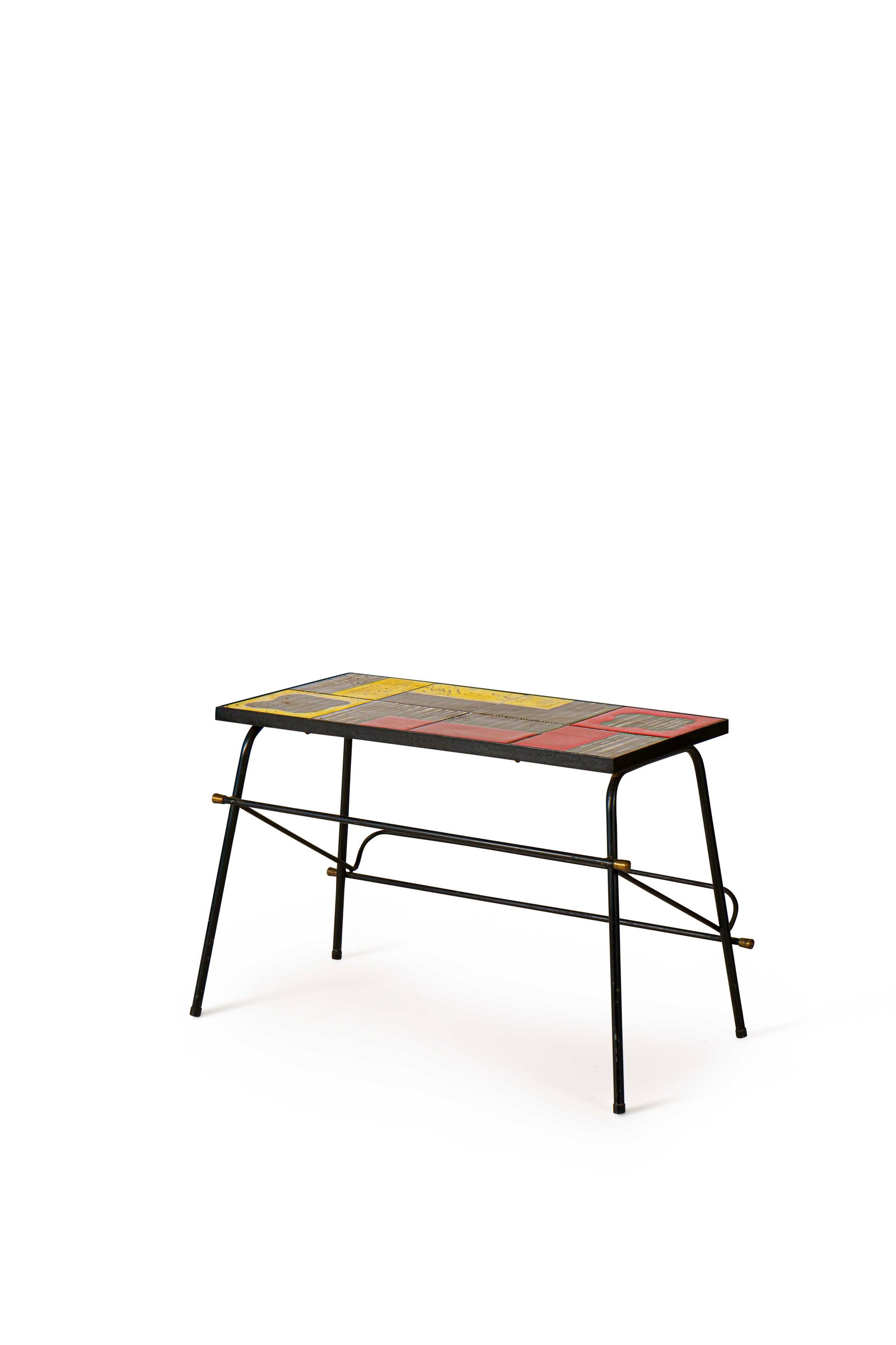 TRAVAIL FRANÇAIS (XX): Table d’appoint, circa 1960, à plateau rectangulaire orné de carreaux en céramique polychrome, disposé sur une structure tubulaire en métal laqué noir formant un