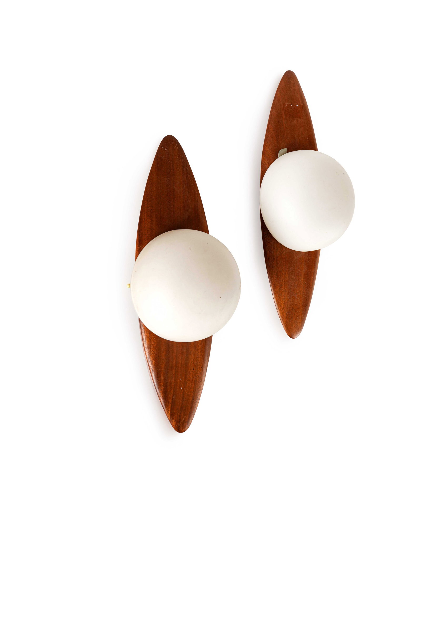 TRAVAIL ITALIEN: Paire d’appliques murales, circa 1960, à diffuseur circulaire en verre opalin disposé sur une structure de forme ovale en teck.H. : 42 cm. – L. : 16 cm.(Griffures, usures)