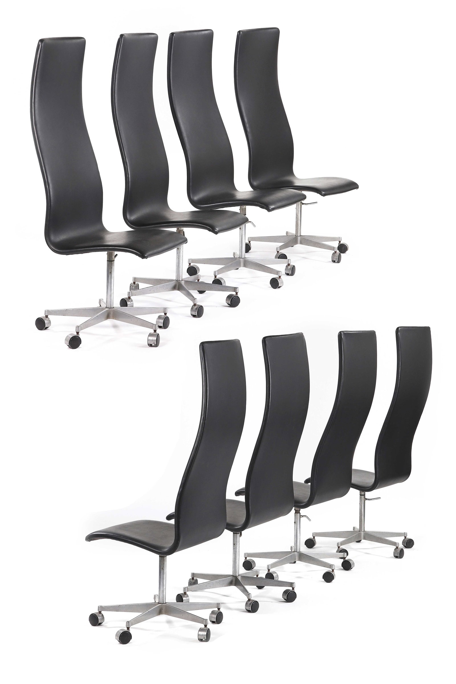 Arne JACOBSEN (1902-1971): Suite de quatre fauteuils de la série OxfordCuir, métal124 x 64 x 50 cm.Fritz Hansen, circa 1975.Références :- Jerryll Habegger & Joseph H. Osman, Souce book of Modern Furniture,