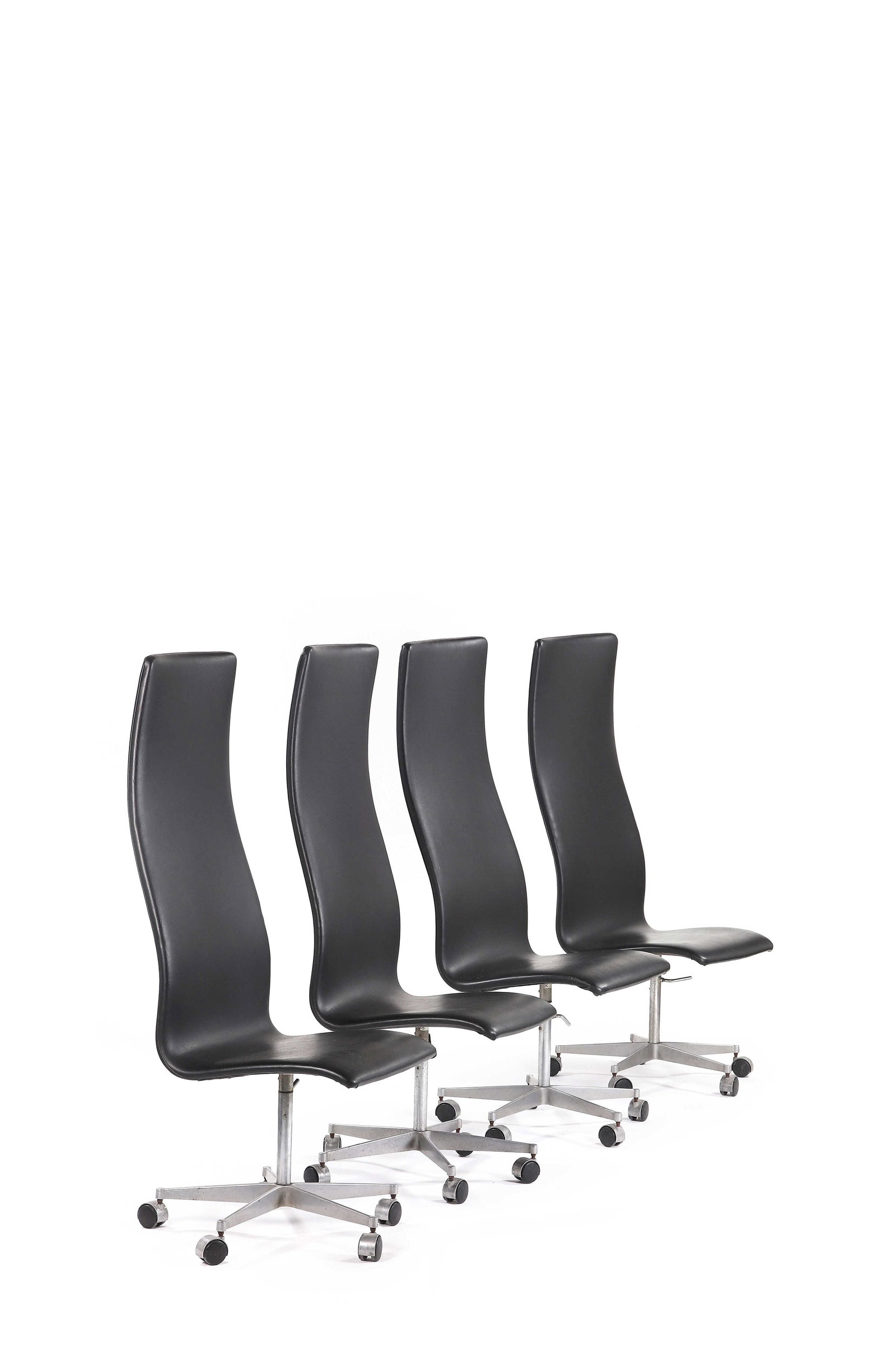 Arne JACOBSEN (1902-1971): Suite de quatre fauteuils de la série OxfordCuir, métal124 x 64 x 50 cm.Fritz Hansen, circa 1975.Références :- Jerryll Habegger & Joseph H. Osman, Souce book of Modern Furniture,