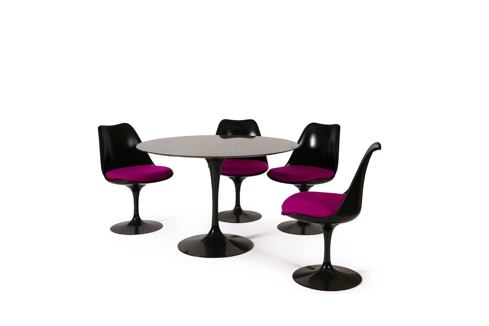 EERO SAARINEN (1910-1961): Ensemble de salle à manger, circa 2000, comprenant une table à plateau circulaire en marbre noir moucheté blanc disposé sur un piètement tulipe en fonte d'aluminium