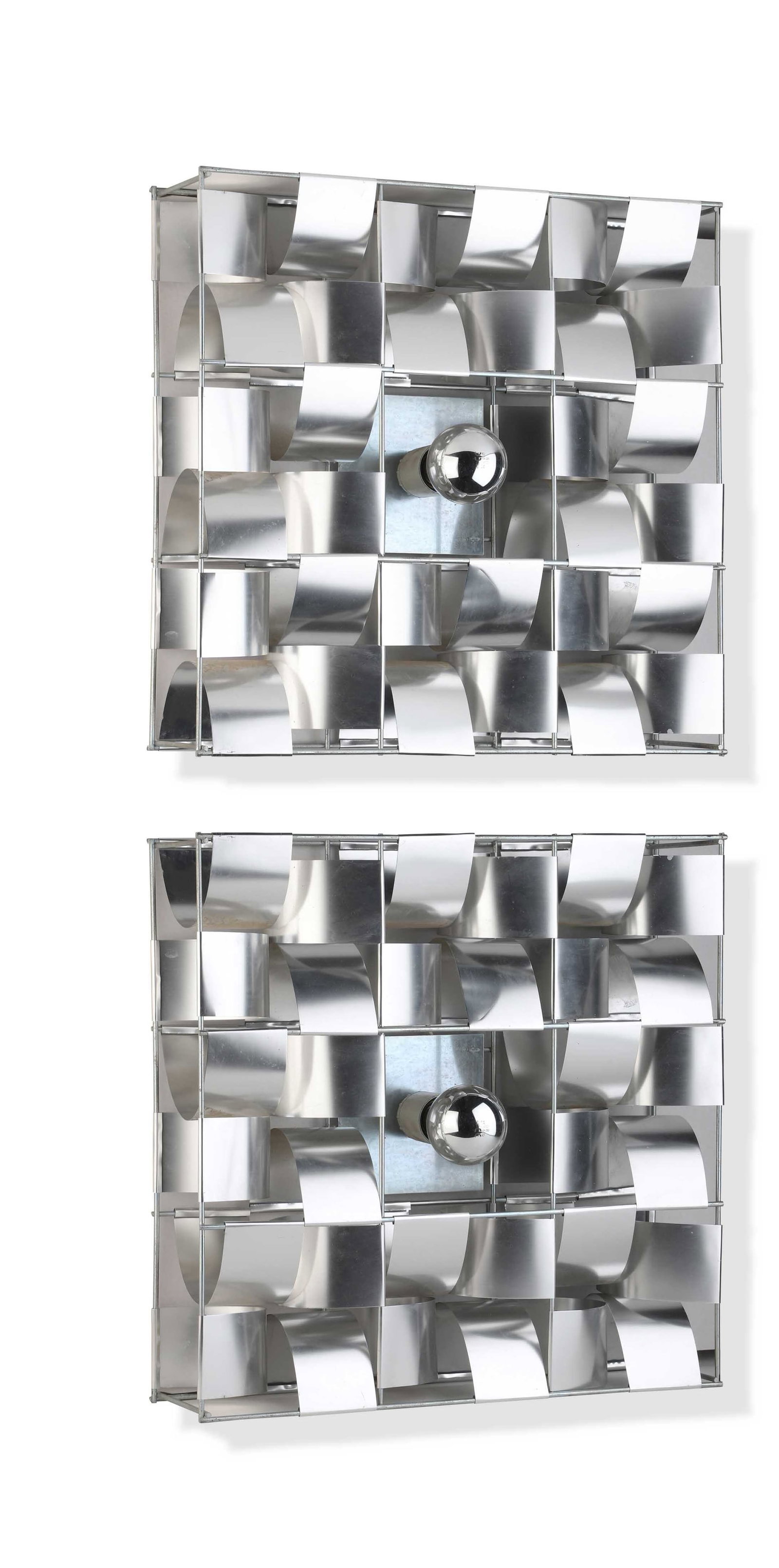 Max SAUZE (1933): Paire d’appliques dites Atlas Aluminium42 x 42 x 12 cm.Circa 1970 Pair of wall lights Aluminum16.54 x 16.54 x 4.72 in.