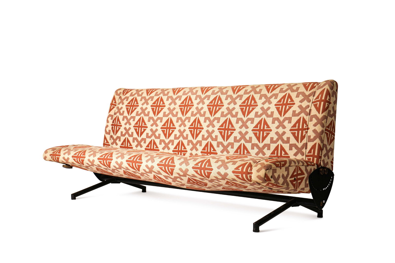 Osvaldo BORSANI (1911-1985): Canapé modèle D70, circa 1975, à réglages multiples pouvant former un lit, entièrement recouvert d’une toile de coton à décor géométrique disposé