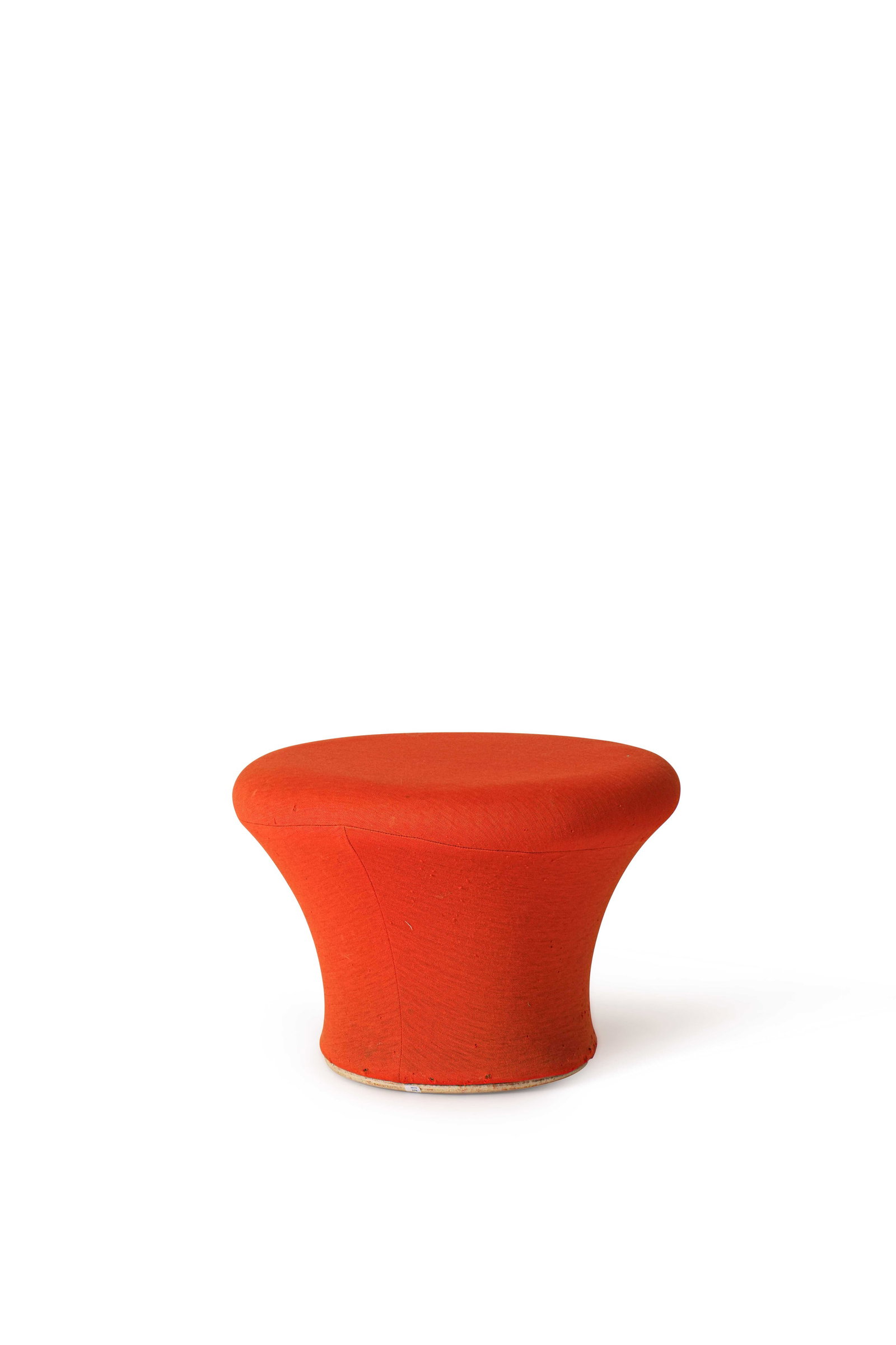 PIERRE PAULIN (1927 - 2009): Pouf modèle Mushroom, circa 1970, entièrement recouvert d’un jersey orange et reposant sur une base circulaire en bois.Estampillé Artifort design Pierre Paulin sous la base. H. :