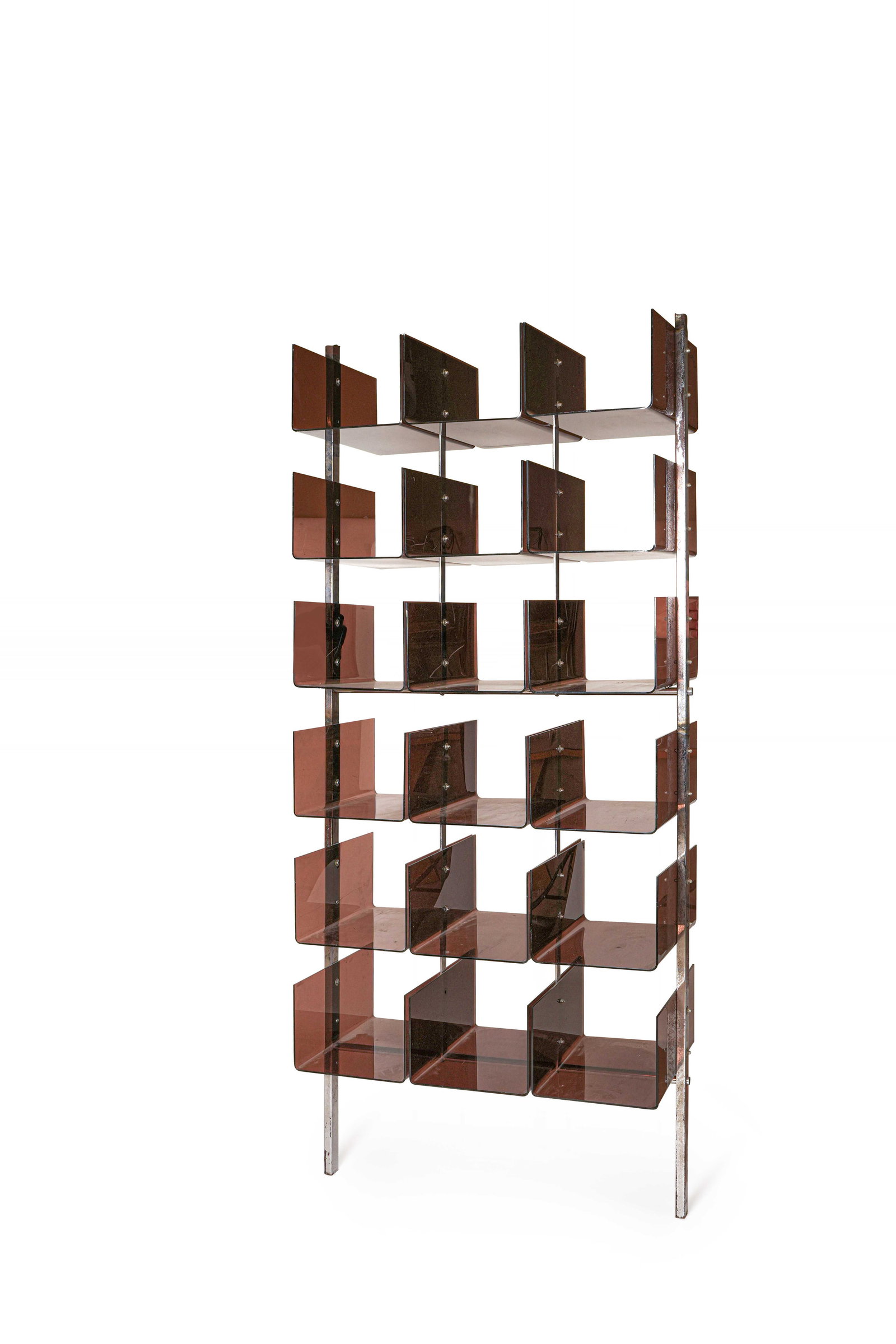 TRAVAIL FRANÇAIS (XX): Bibliothèque, à montant latéraux en acier chômé, recevant des casiers de forme U en altuglas teinté.H. : 195 cm. - L. : 83 cm. - P. : 38.5 cm.(Montants sectionnés,