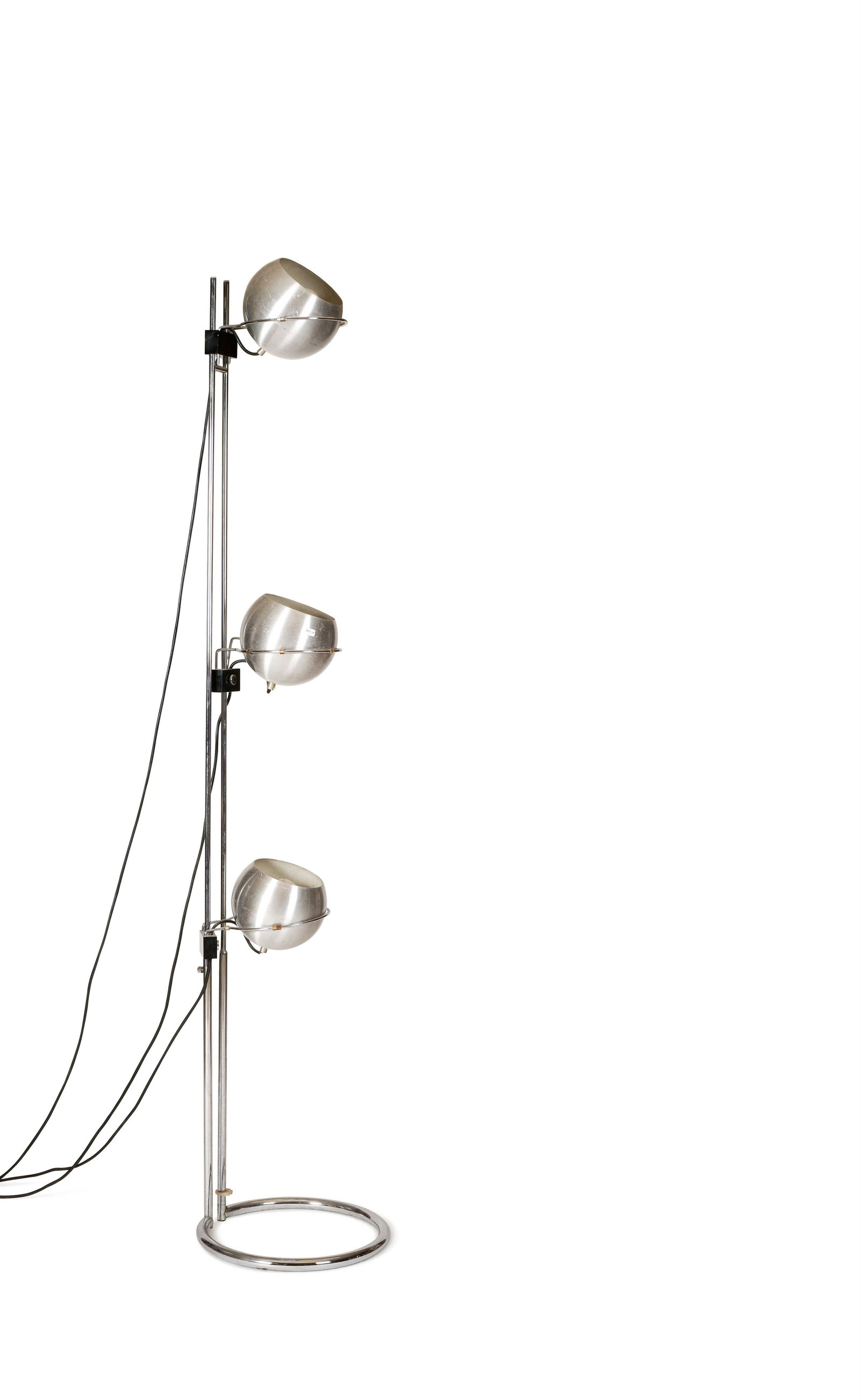 TRAVAIL FRANÇAIS (XX): Lampadaire à trois réflecteurs orientables boules en aluminium disposés sur un double fût tubulaire formant un piètement circulaireH. : 172 cm. - D. : 39.5 cm.(Usures,