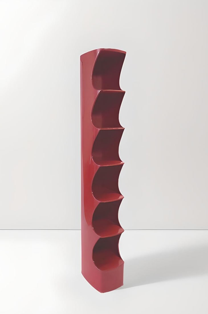 VALÉRIE DOUBROUCINSKIS (XX): Colonne totémique, 1973, à structure en ABS renforcé de fibre de verre laqué rouge présentant cinq casiers.H. : 176 cm - L. : 28 cm. - P. : 42 cm.Edition Intexal pour les maga