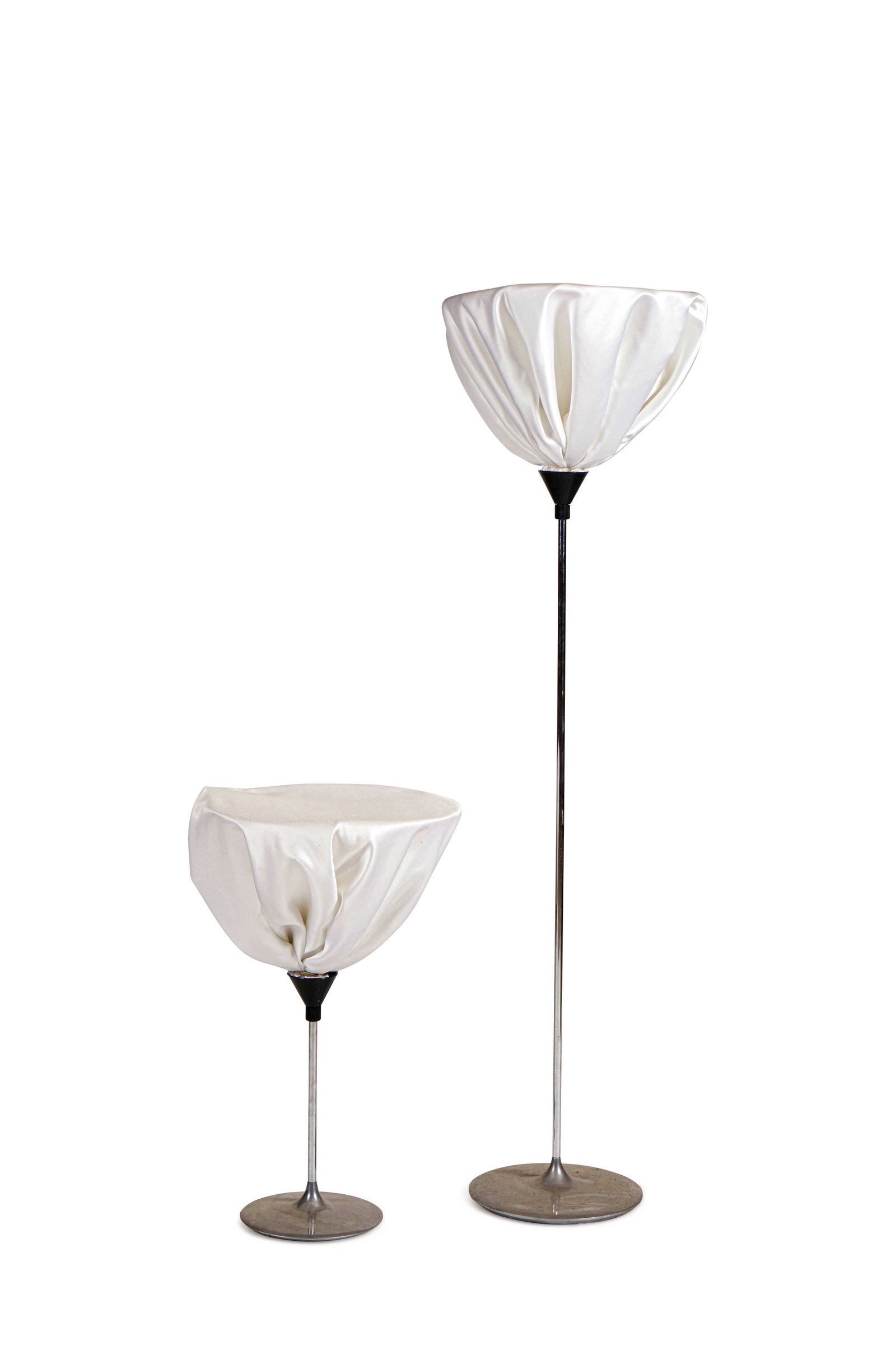 Carlo FORCOLINI (1947): Ensemble comprenant un lampadaire et une lampe à poser modèle Lagoon, circa 1980, à abat-jour mouchoir en tissu ignifugé disposé sur un fût tubulaire et reposant sur