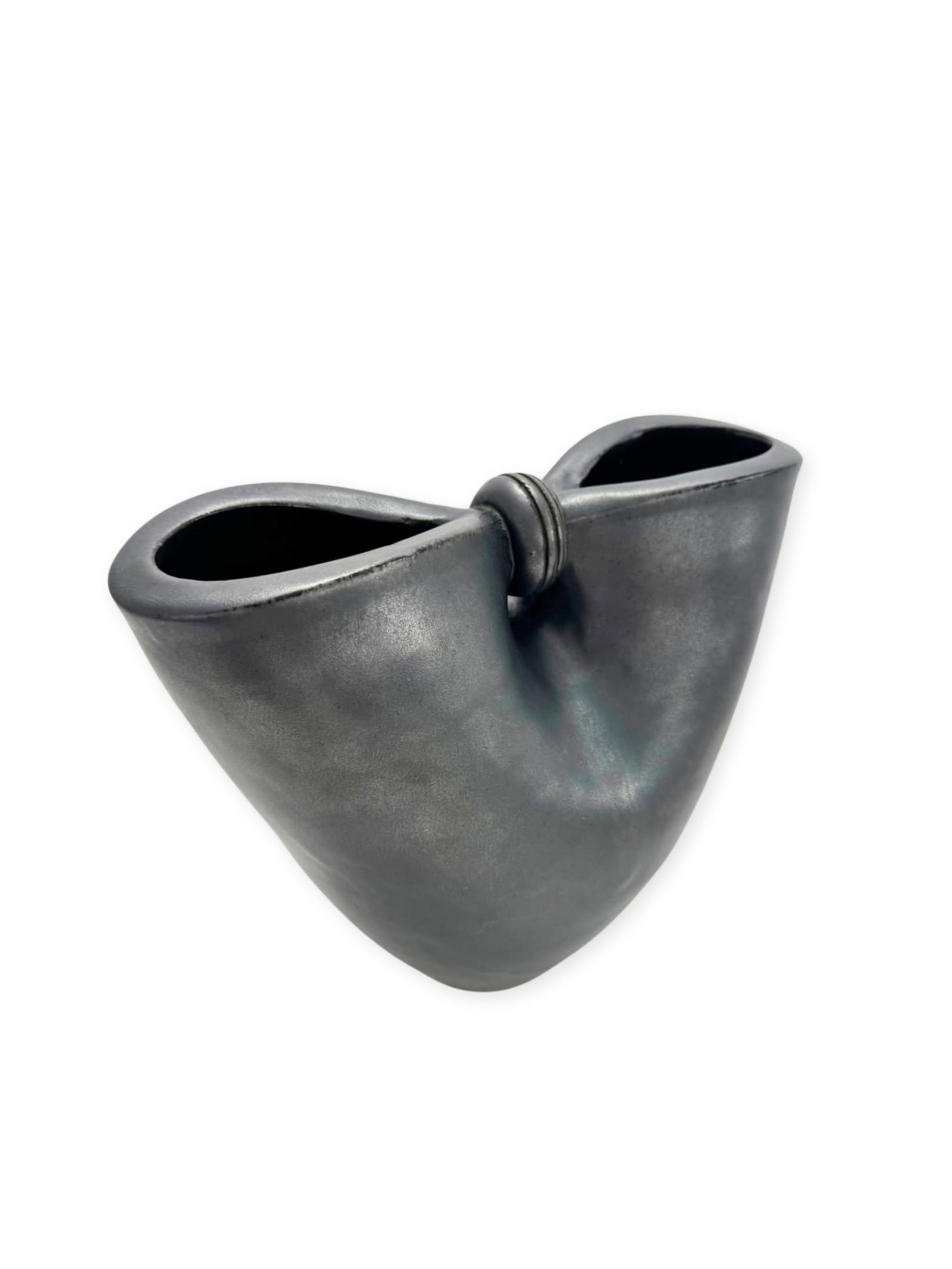 Mado JOLAIN (1921-2019): Vase dit pincé, circa 1955Épreuve en céramique émaillée noirMonogrammé MJ sur l’envers.H. : 23 cm. - L. : 27 cm.Bibliographie : - Philippe Chambost, Pascal Marziano