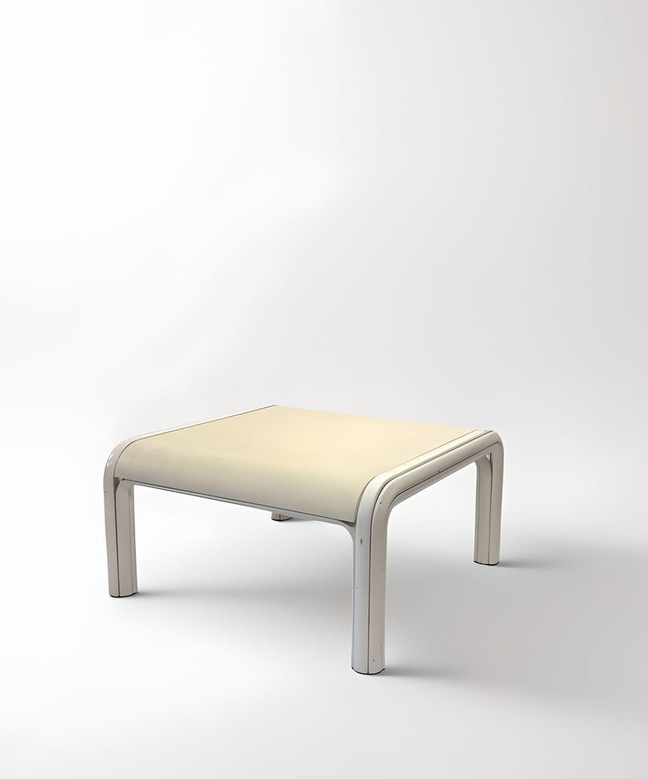 Gaetana AULENTI DIT GAE (1927-2012) : Table basse, circa 1980, à plateau couleur ivoire, disposé sur une structure en acier plié gainé époxy de couleur blanc formant un double piètement en U inversé.(Ray