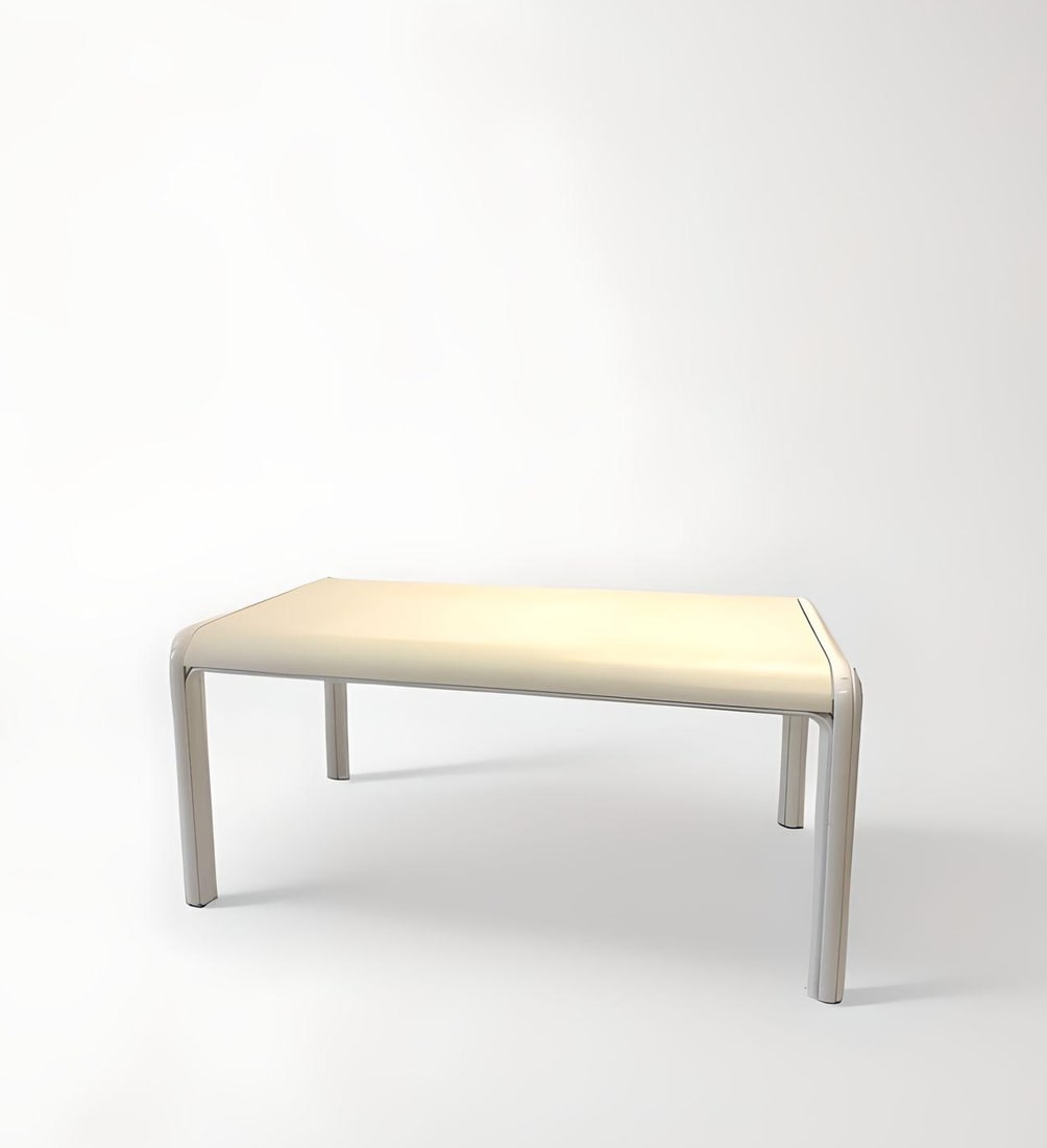 Gaetana AULENTI DIT GAE (1927-2012) : Table bureau, circa 1980, à plateau couleur ivoire, disposé sur une structure en acier plié gainé époxy de couleur blanc formant un double piètement en U