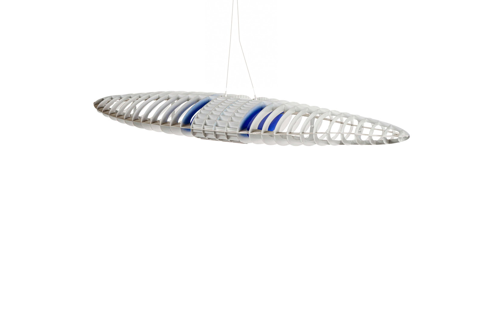 ALBERTO MEDA (1945) & PAOLO RIZZATTO (1941): Suspension modèle Titania, 1989, de forme soucoupe composé de lamelles d'aluminium anodisé et de filtres en polycarbonate.H. : 10 cm. - L. : 70 cm. - P. : 26.5 cm.Edition Luce