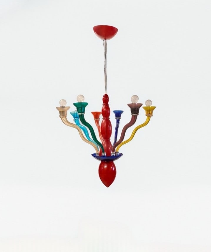 ERNESTO GISMONDI (1931-2020): Suspension modèle Gaia, circa 1990, à sept bras de lumière en verre soufflé de Murano polychrome.Porte le sticker de l’éditeurH. : 127 cm.(Plusieurs éléments
