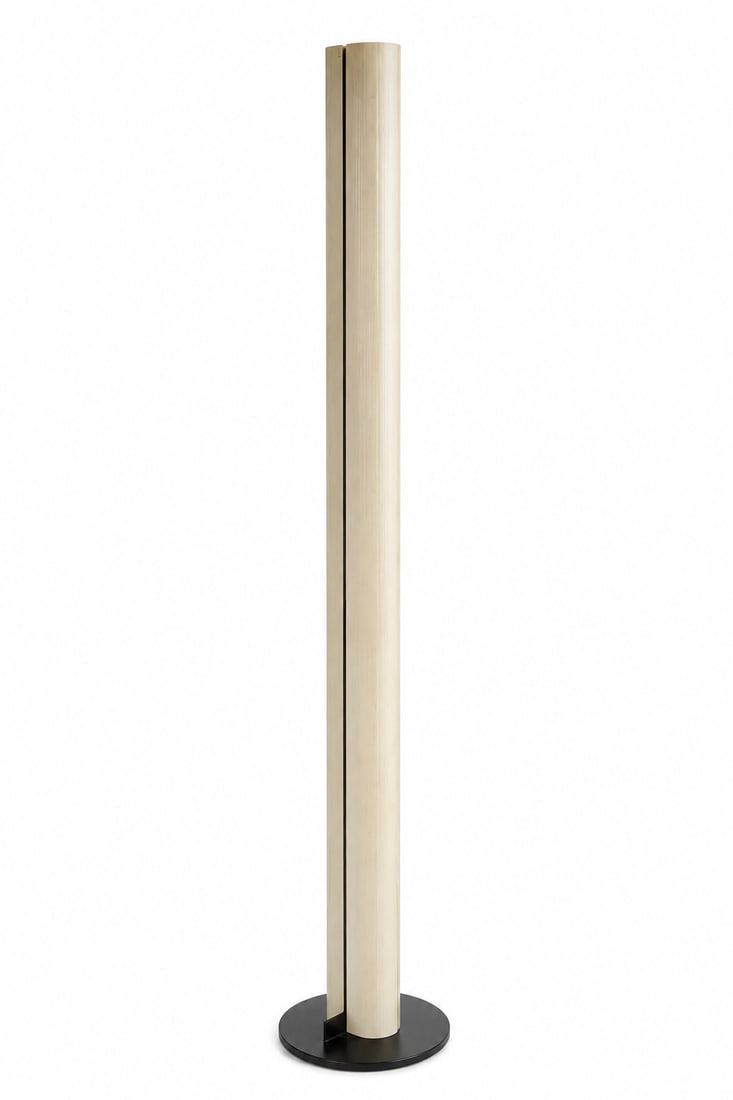 Gianfranco FRATTINI (1926-2004): Lampadaire modèle Megaron, circa 1990, à corps ovoide en aluminium anodisé blanc disposé sur une base circulaire en acier recouvert de résine thermoplastique noir.H. : 182
