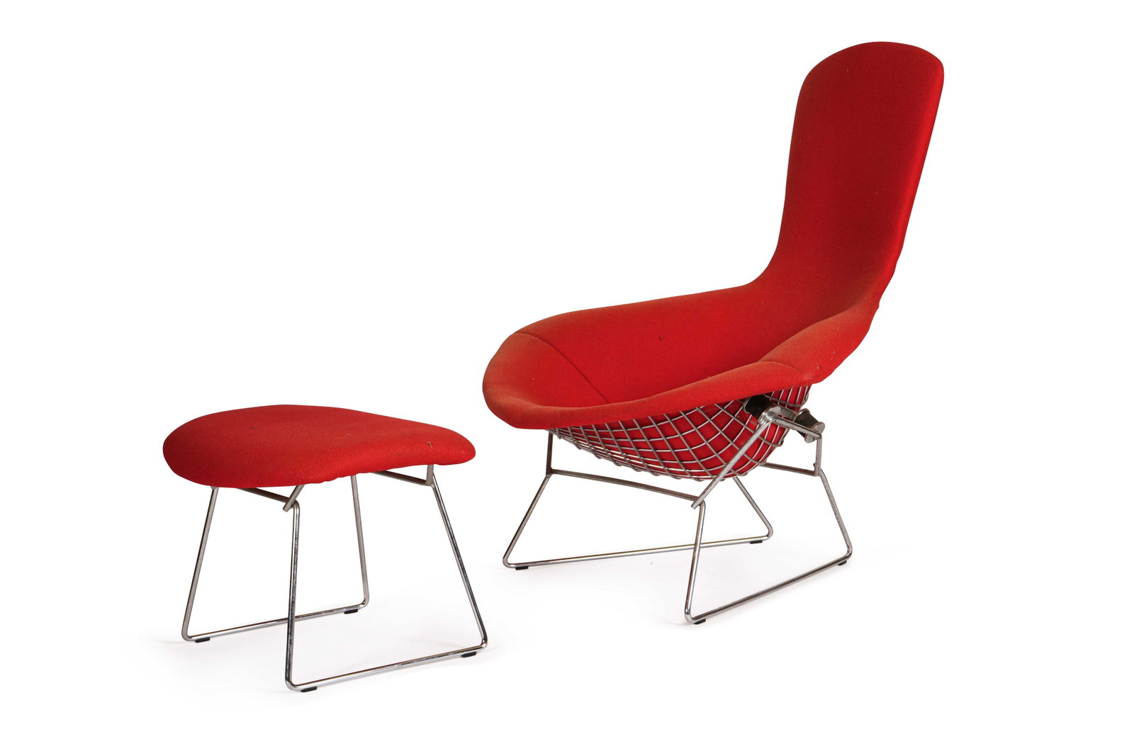 HARRY BERTOIA (1915-1978): Fauteuil et son repose pied modèle Bird, circa 1990, à structure en treillis métallique, recouvert drap de laine rouge, reposant sur des piètements trapézoïdaux.Fauteuil