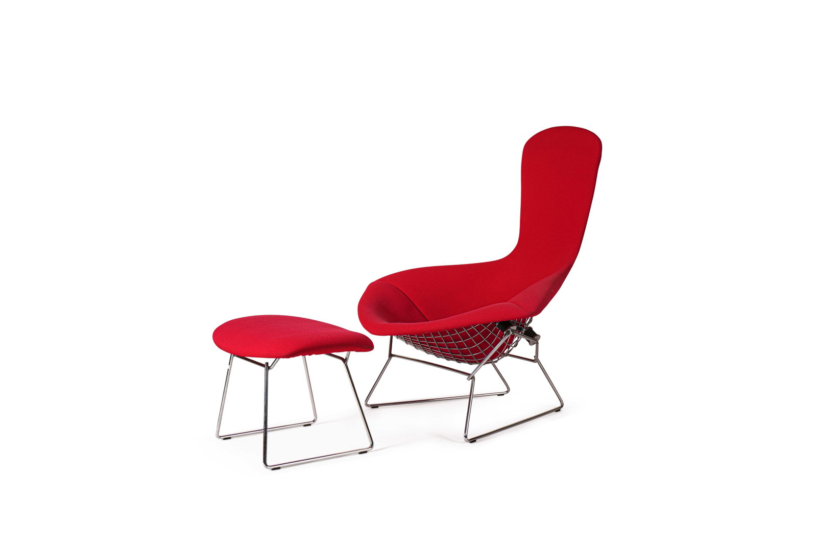 HARRY BERTOIA (1915-1978): Fauteuil et son repose pied modèle Bird, circa 2000, à structure en treillis métallique, recouvert drap de laine rouge, reposant sur des piètements trapézoïdaux.Portent