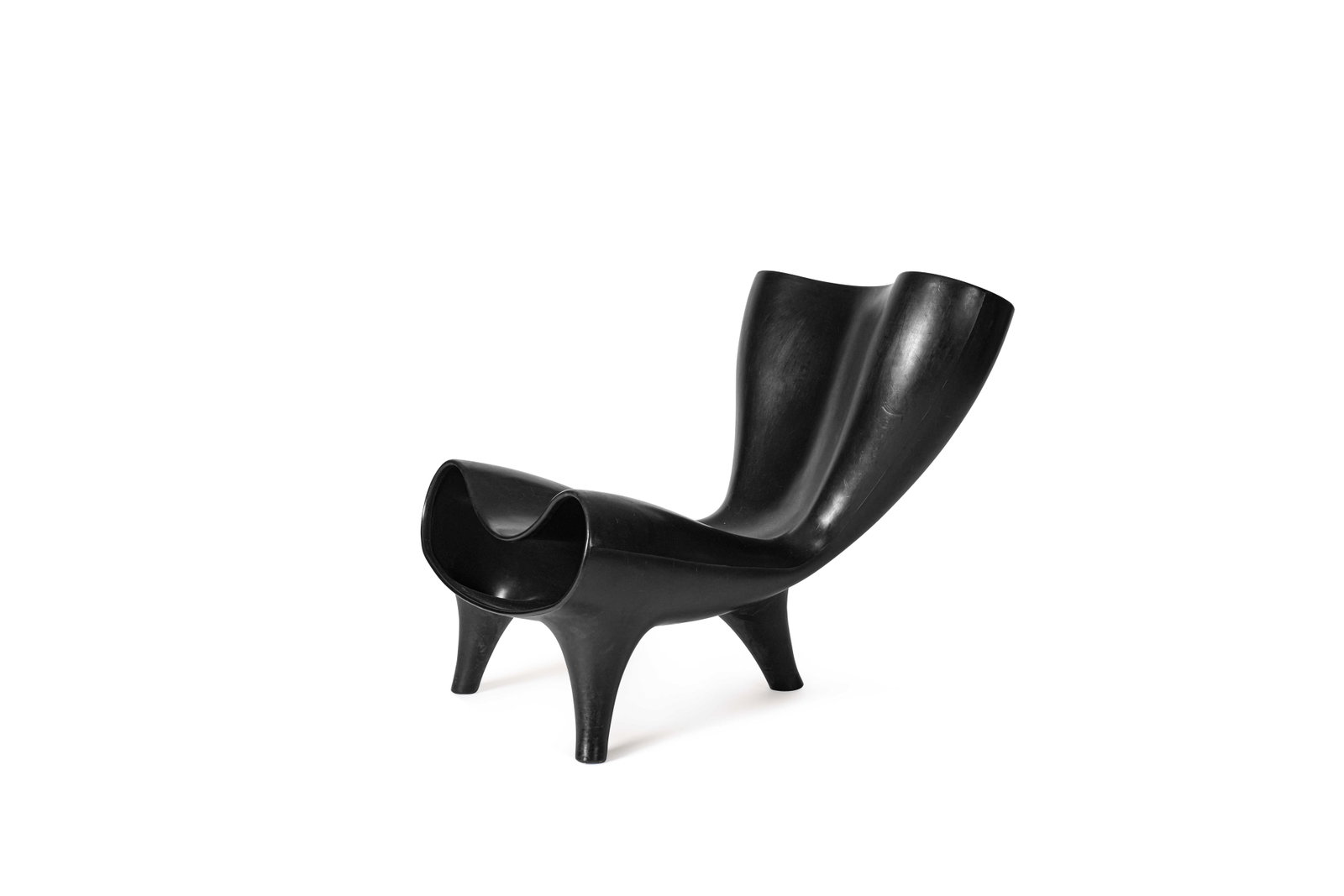 MARC NEWSON (1962): Fauteuil modèle Orgone, 1998, à structure de forme organique en polyéthylène teinté noir reposant sur un piètement tripode.H. : 79 cm. - L. : 75 cm. - P. 85 cm.Edition
