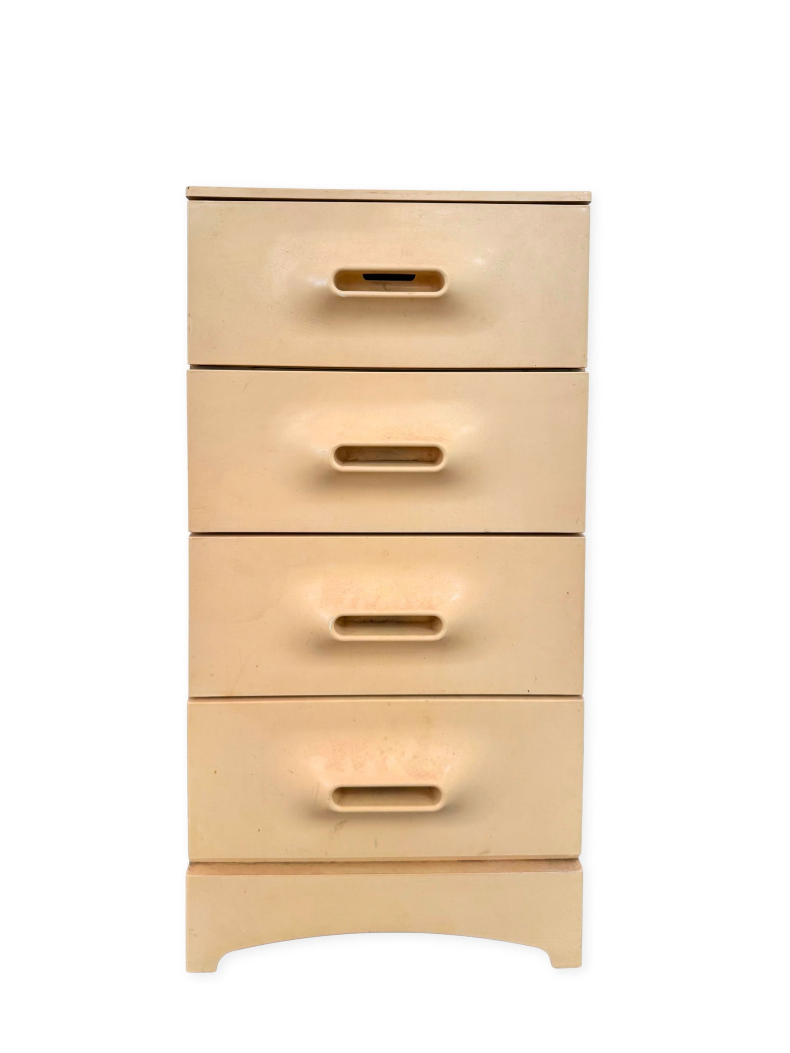PRISUNIC: Commode, circa 1970, à corps quadrangulaire en ABS ivoire, ouvrant par quatre tiroirs en façade.H. : 74 cm. - L. : 38 cm. - P. : 34 cm.(Usures, griffures)