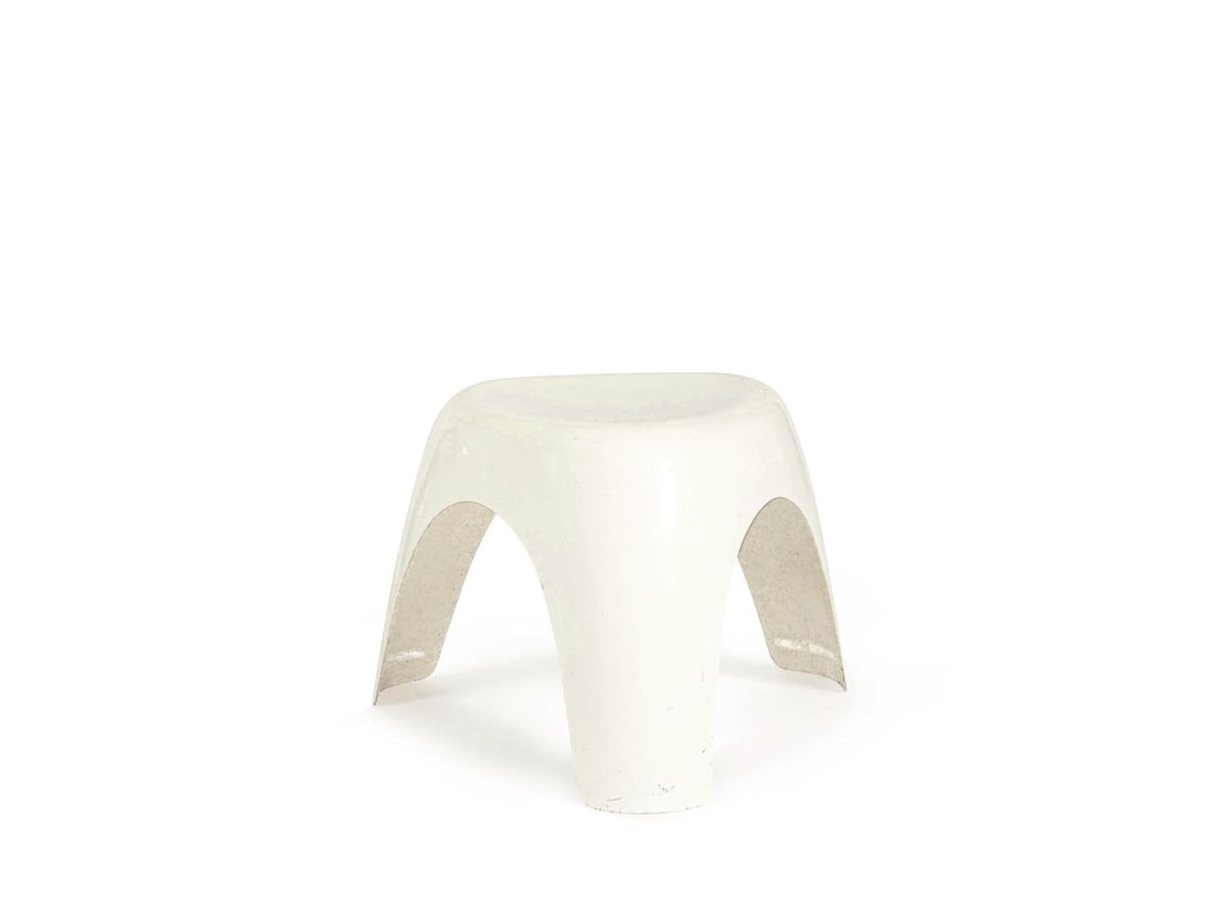 Sori YANAGI (1915-2011): Tabouret empilable modèle Éléphant, à structure en fibre de verre laqué blanc formant un piètement tripode.H. : 37 cm. - L. : 52 cm. - P. : 46 cm.